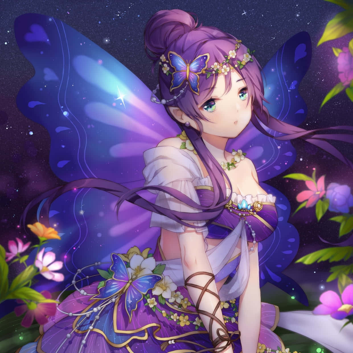 仙女 桌布 壁紙 — 一位紫髮動漫仙子擁有蝴蝶翅膀，坐在星空下發光的花朵中。