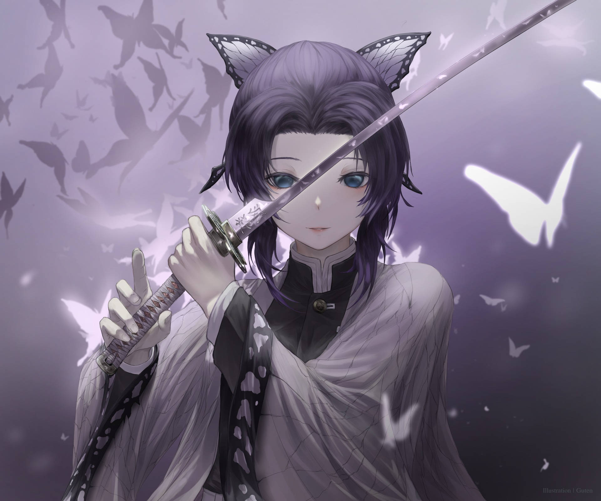 Shinobu Kocho 桌布 壁紙 — 一位紫髮動漫女孩，擁有蝴蝶翅膀和貓耳，手持武士刀，發光的蝴蝶在她周圍夢幻般的紫色迷霧中盤旋。