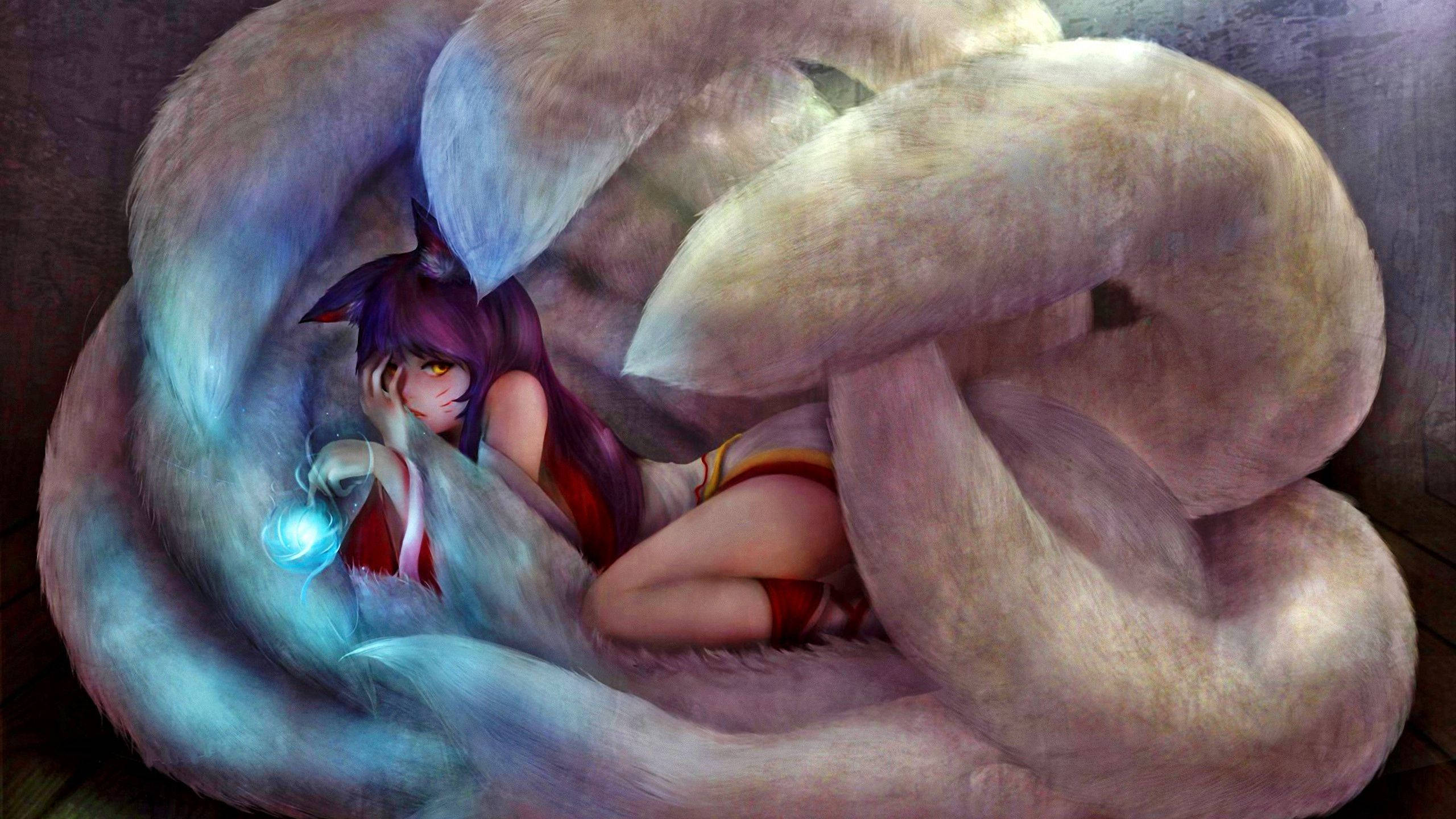 Wolf Girl 桌布 壁紙 — 一位紫髮動漫女孩，長著狐狸耳朵和九條發光的尾巴，蜷縮在一個舒適的毛皮襯裡巢穴中，手持一個發光的球體。
