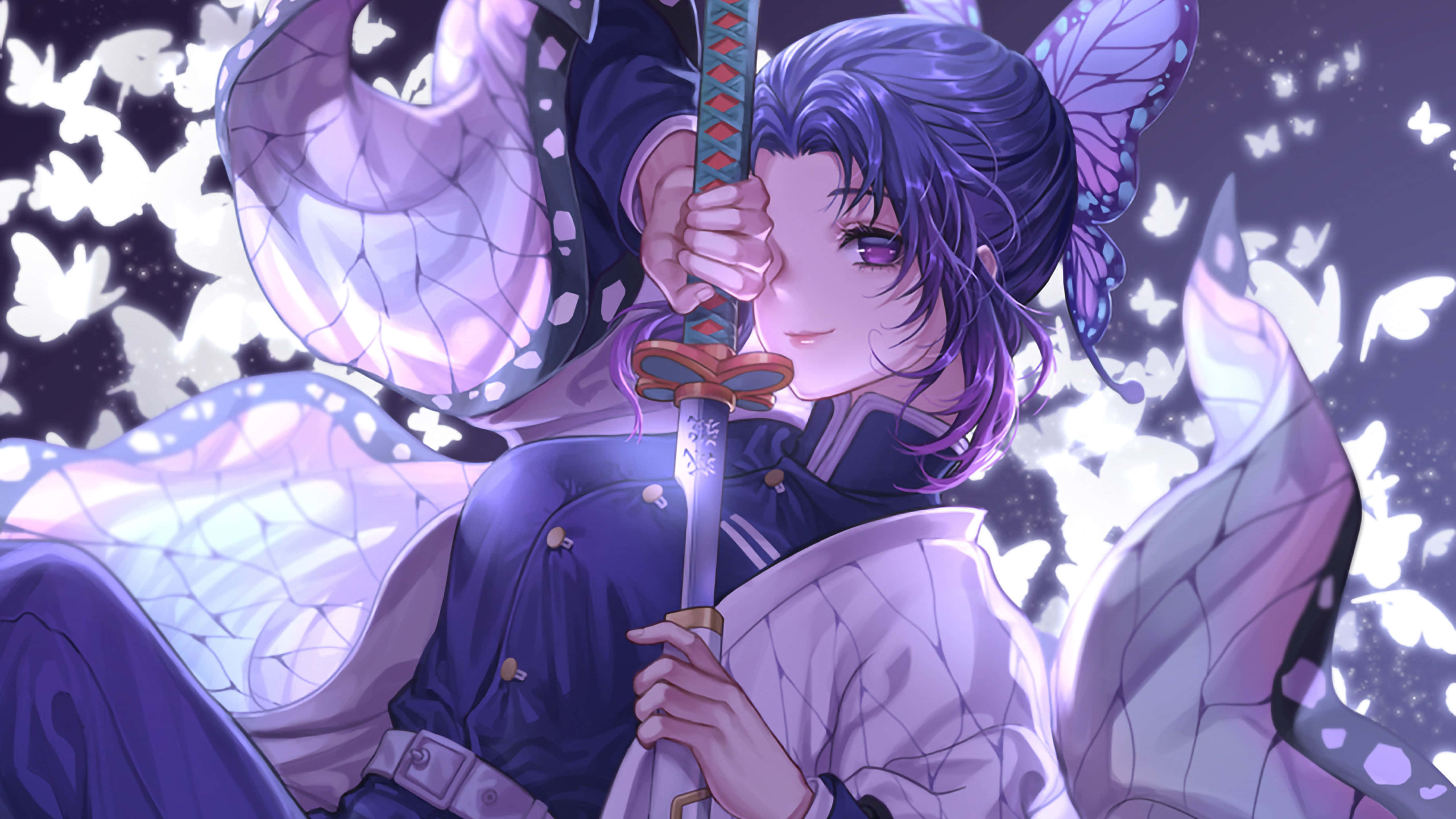 Kimetsu No Yaiba 桌布 壁紙 — 一位紫髮動漫女孩擁有蝴蝶翅膀，在神秘的夜晚場景中，於發光的白色蝴蝶之間手持一把劍。