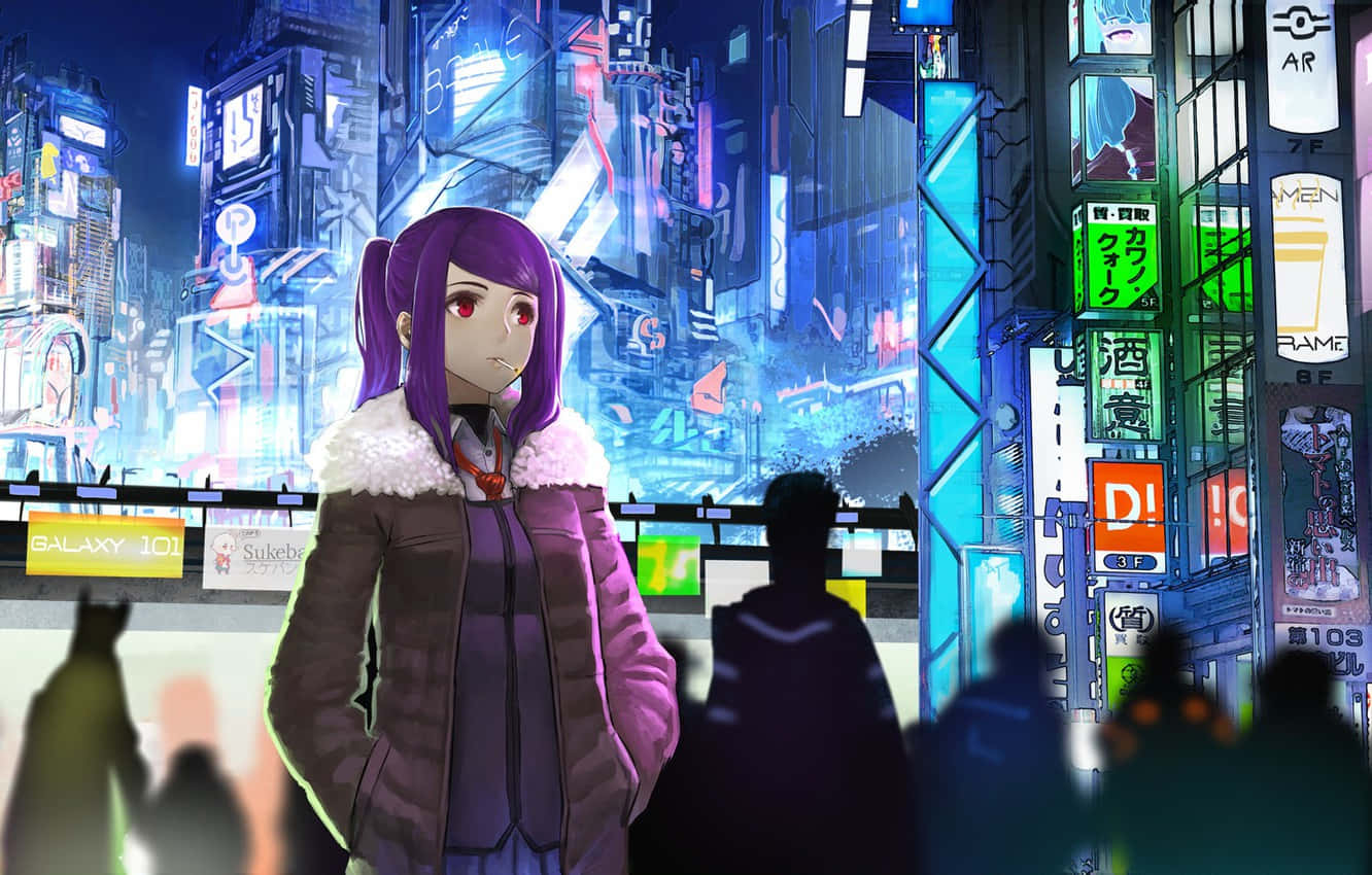 女孩 桌布 壁紙 — 一位紫髮動漫女孩穿著冬季外套，獨自站在夜晚霓虹燈閃爍的賽博龐克城市景觀中。