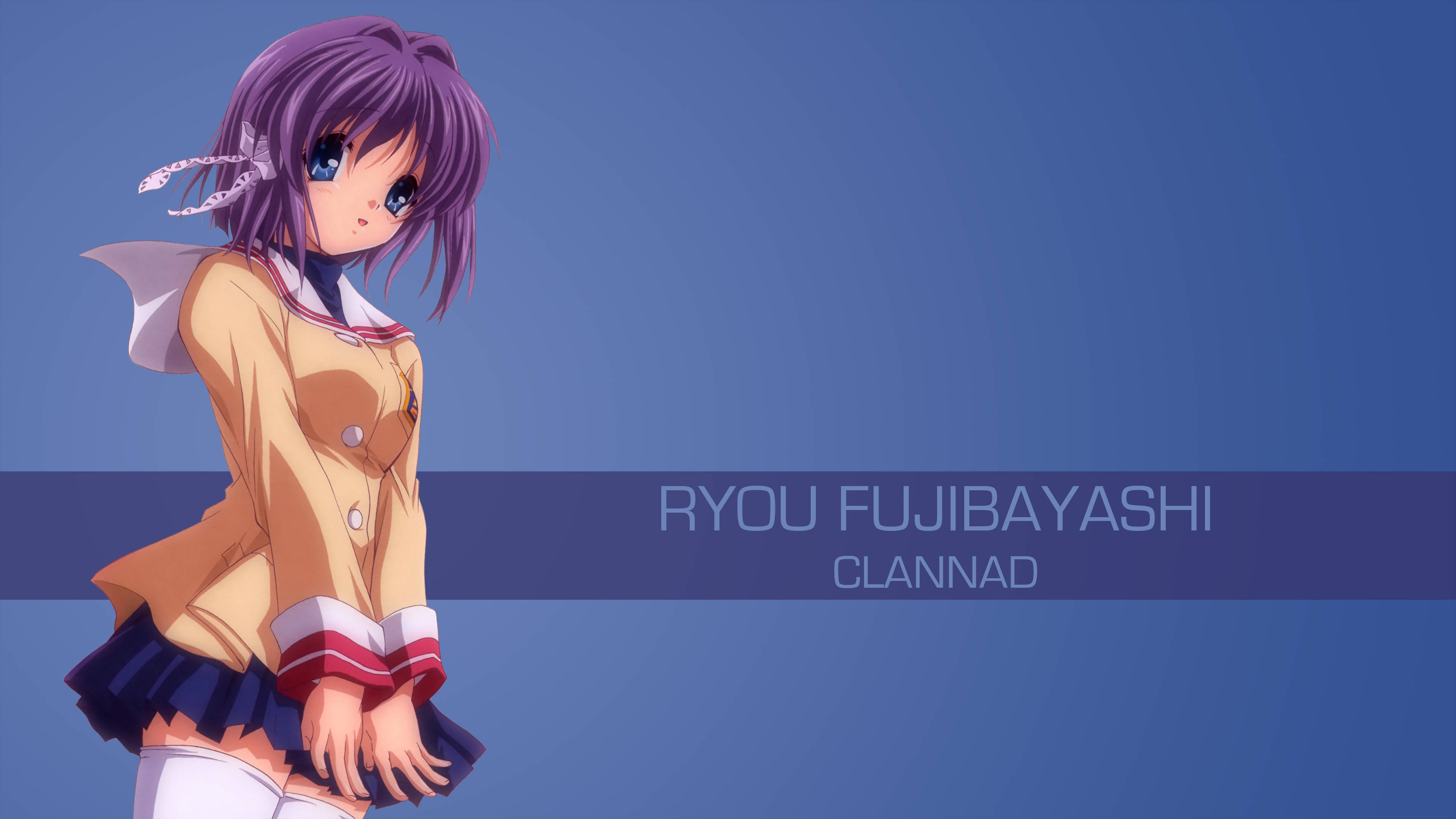Clannad 桌布 壁紙 — 一位紫髮動漫女孩穿著校服，站在純藍色背景上，帶有文字疊加。