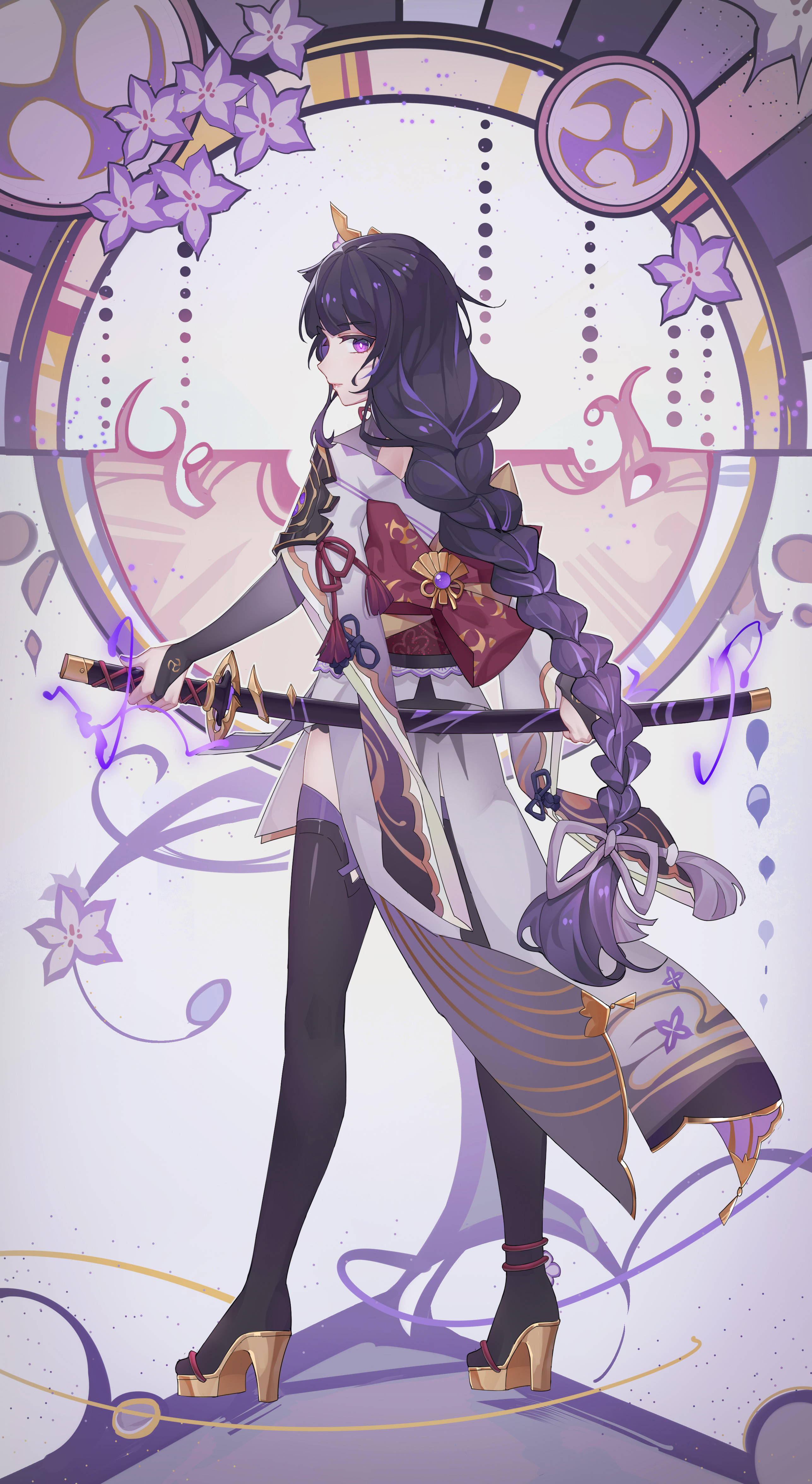 Raiden 桌布 壁紙 — 一位紫髮動漫女孩穿著白色和紅色的服裝，在帶有花卉圖案的裝飾圓形背景前持劍。
