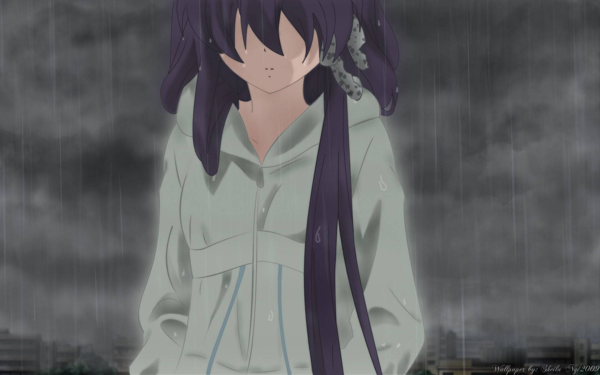 可憐動漫 桌布 壁紙 — 一位紫髮動漫女孩穿著輕便連帽衫，在傾盆大雨中莊嚴地站在陰沉的城市背景下。