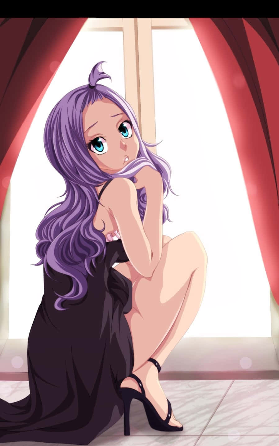 Mirajane Strauss 桌布 壁紙 — 一位紫髮動漫女孩穿著黑色連衣裙，優雅地坐在由紅色窗簾框著的窗邊。
