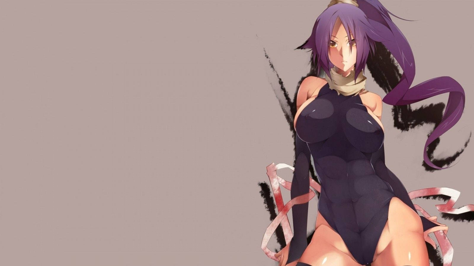 Yoruichi 桌布 壁紙 — 一位紫髮動漫女孩穿著黑色連體衣，在極簡灰色背景上自信擺姿勢，帶有動態筆觸點綴。