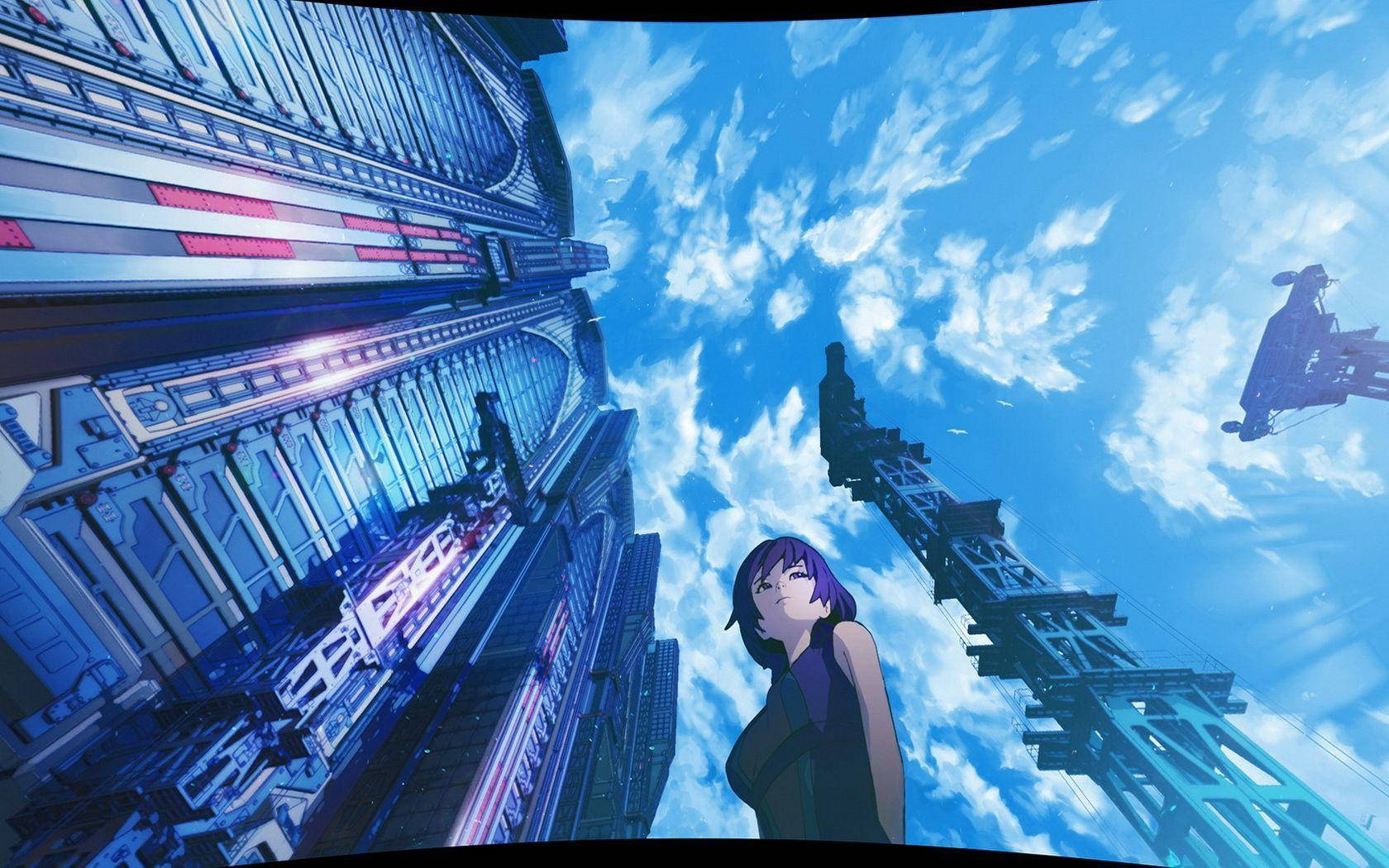 Skyscraper 桌布 壁紙 — 一位紫髮動漫女孩站在高聳的未來主義摩天大樓下，背景是晴朗的藍天和蓬鬆的白雲。