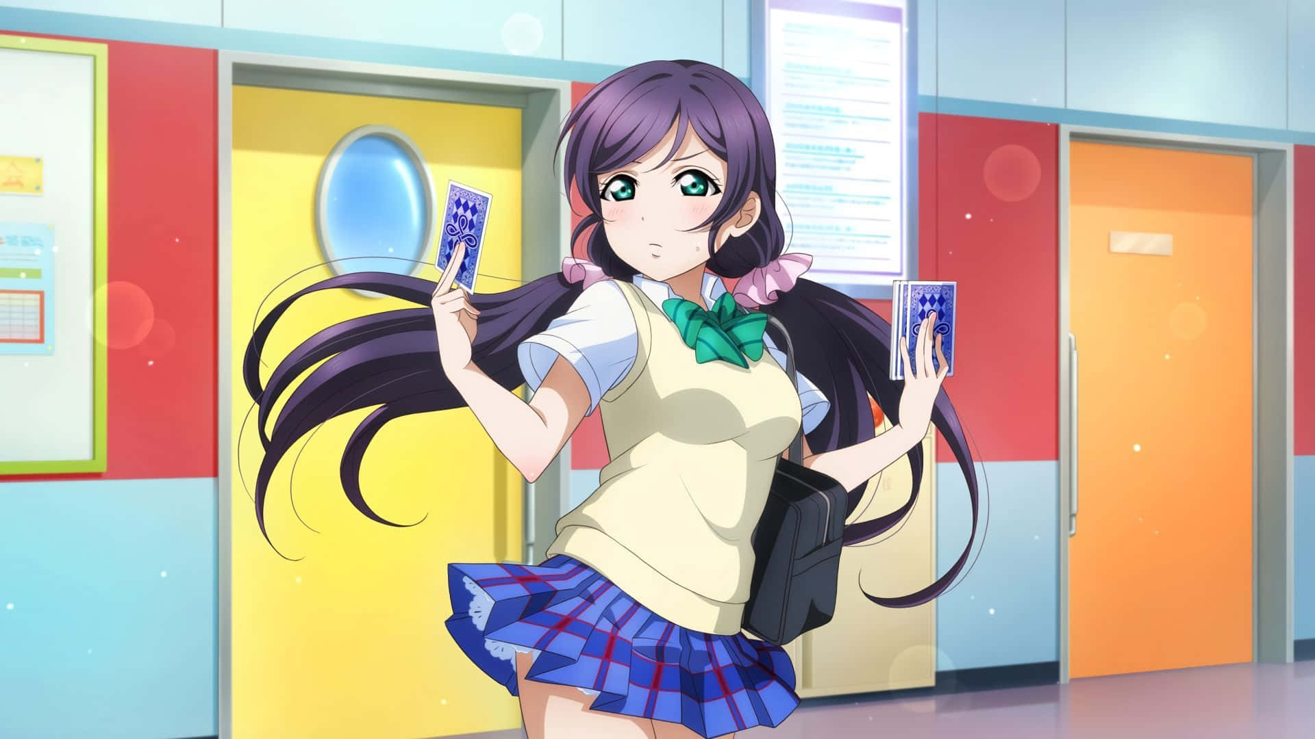 高清 桌布 壁紙 — 一位紫髮動漫女學生穿著校服，站在有黃色和橙色門的彩色走廊中，手持兩張藍色卡片。