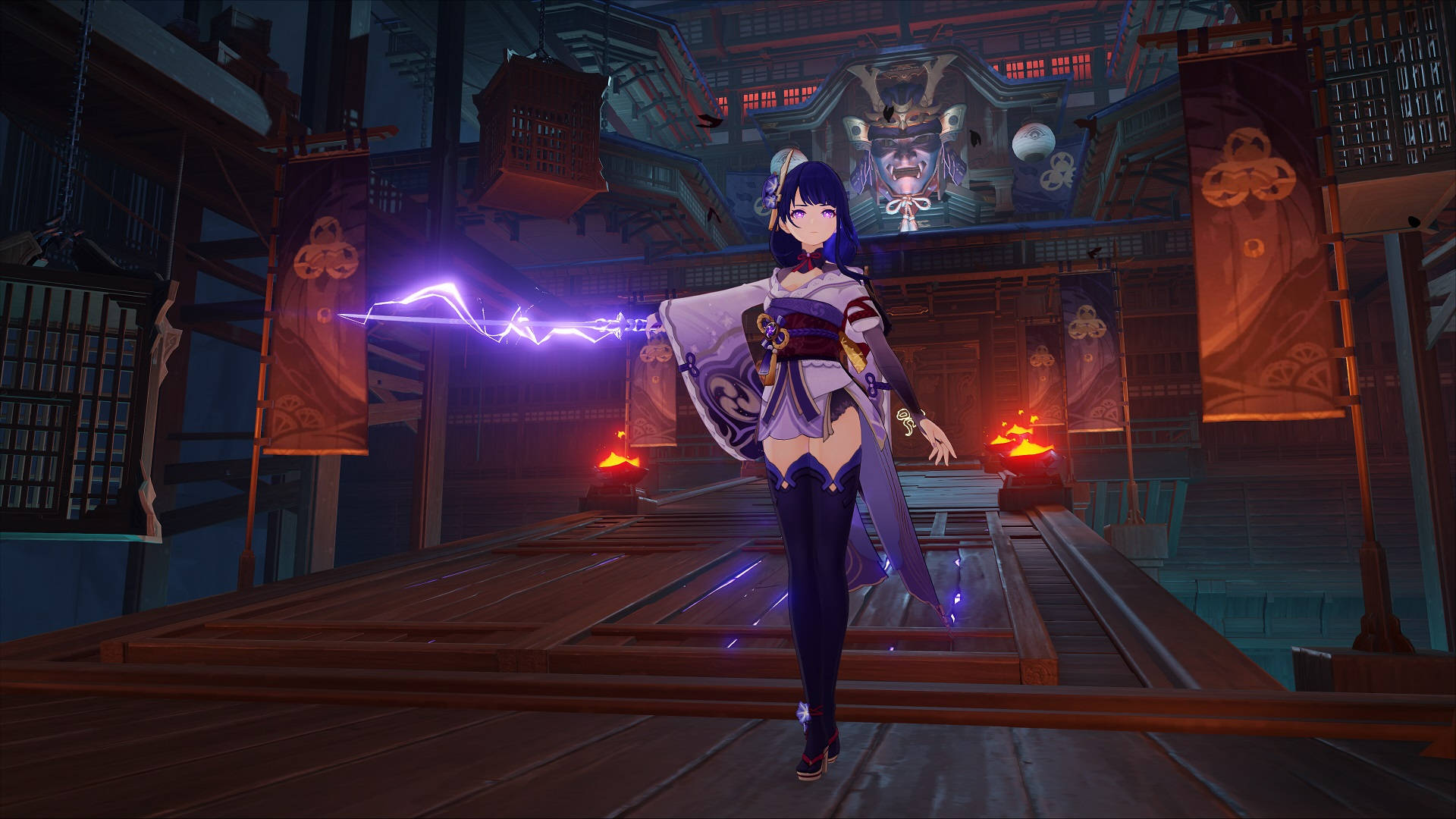 Raiden 桌布 壁紙 — 一位紫髮動漫少女穿著傳統服裝，在夜晚昏暗的日本神社中引導電能。