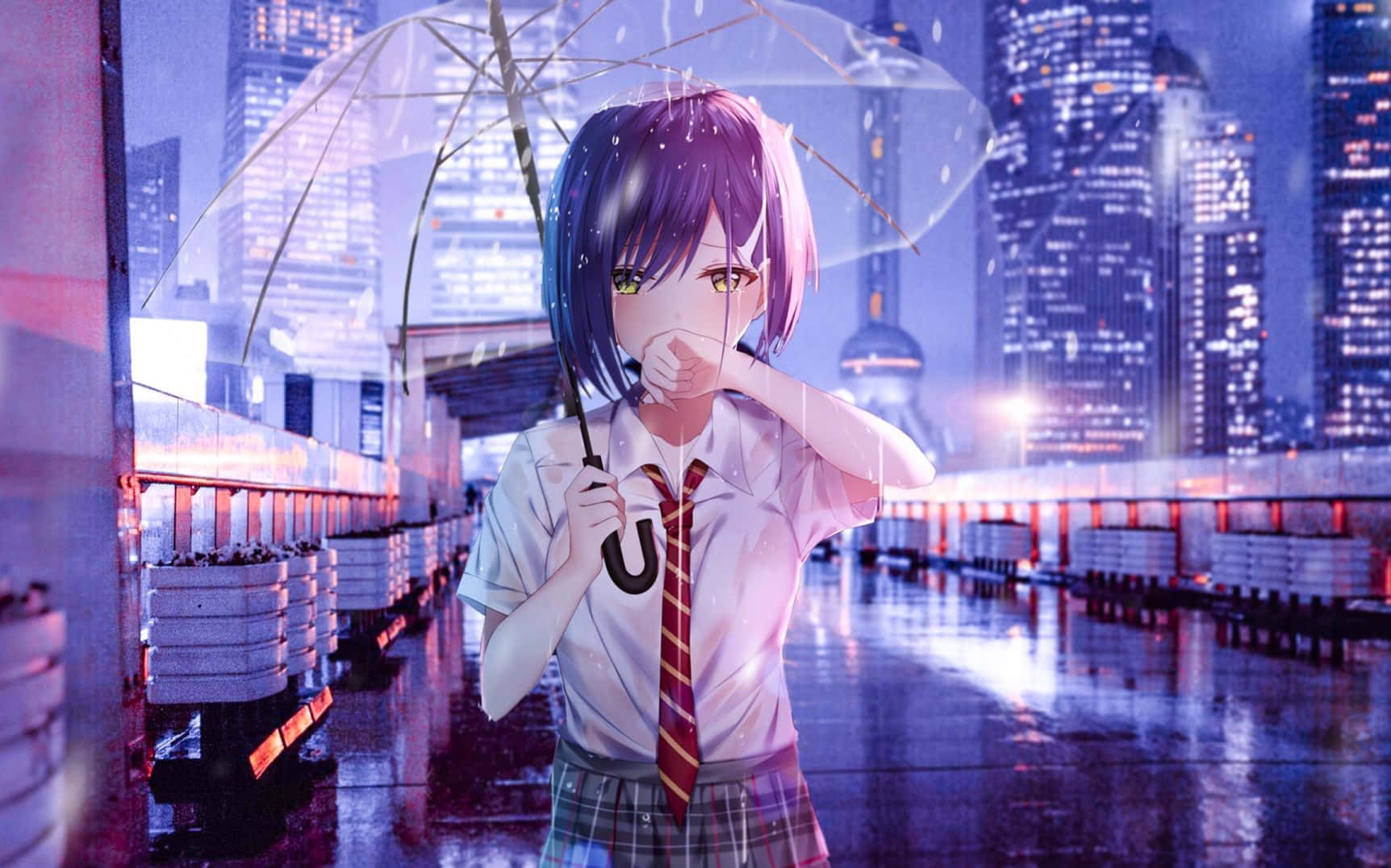 桌布 壁紙 — 一位紫髮動漫少女穿著校服，在夜晚霓虹燈照亮的城市橋上撐著透明雨傘，雨水落下。