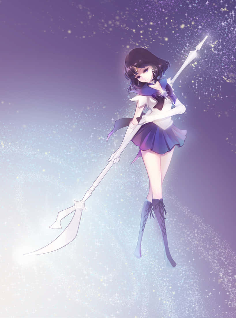 Sailor Saturn 桌布 壁紙 — 一位紫髮動漫少女穿著水手服，在漸變紫色天空背景下，揮舞著發光法杖，周圍閃爍著宇宙粒子。