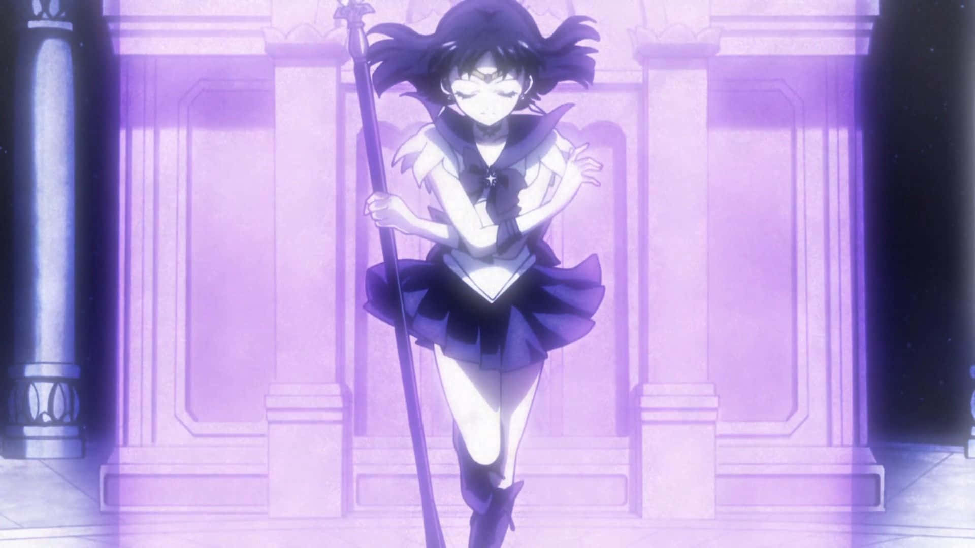 Sailor Saturn 桌布 壁紙 — 一位紫髮動漫少女穿著水手服，在發光的紫色大廳中手持法杖。