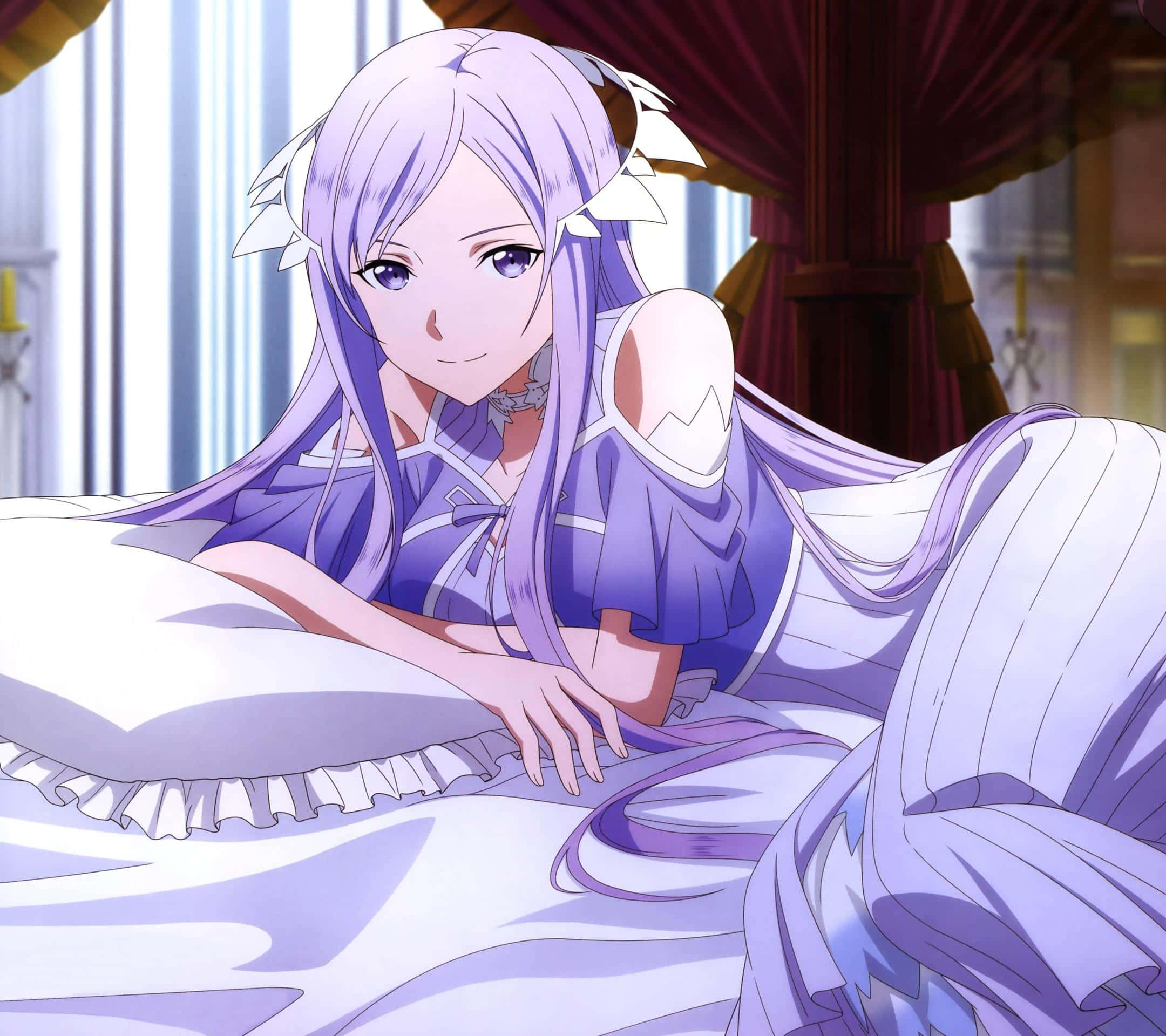 Sword Art Online Quinella 桌布 壁紙 — 一位紫髮動漫少女穿著荷葉邊連衣裙，躺在鋪有白色床單的床上，房間燈光溫暖。