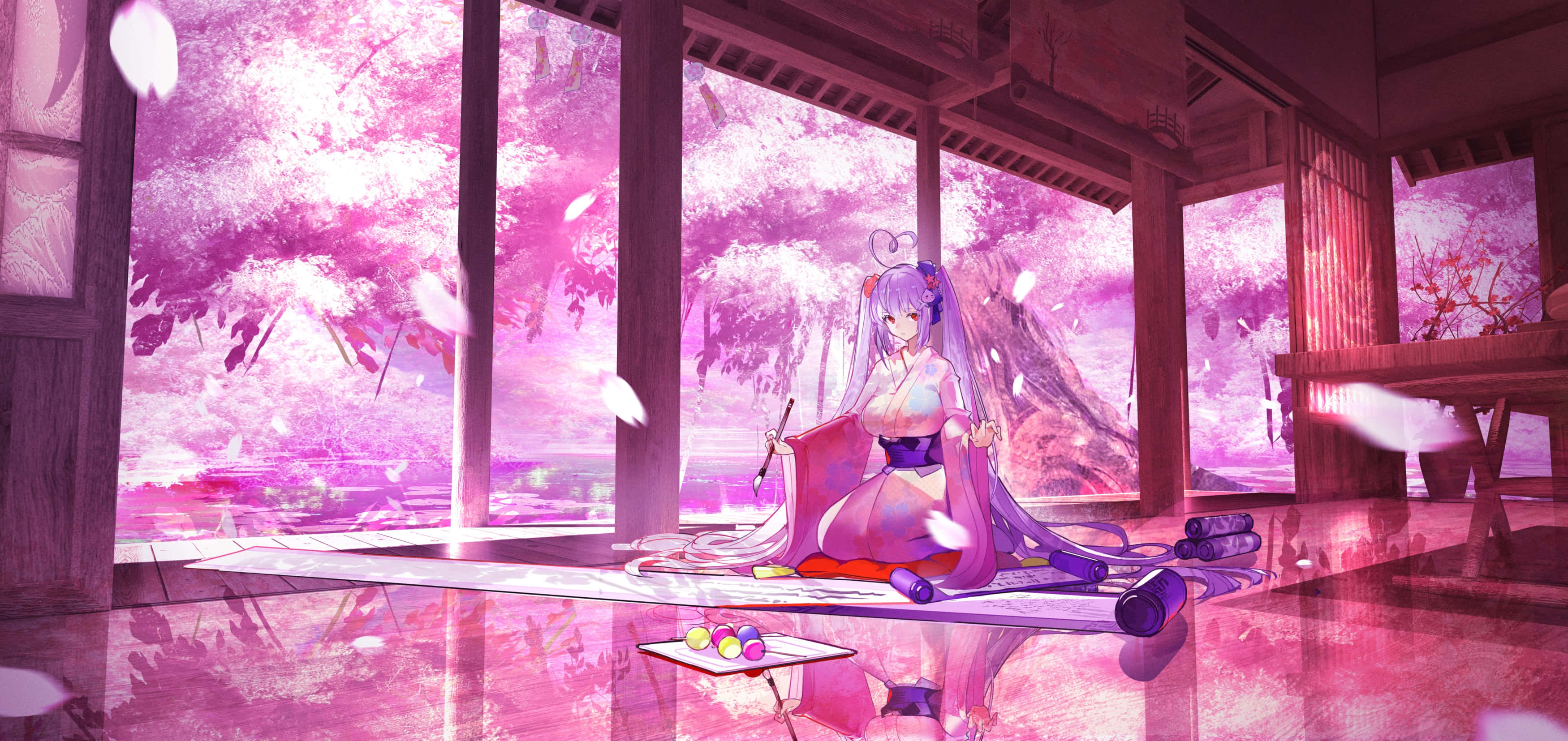 Kimono 桌布 壁紙 — 一位紫髮動漫少女身穿傳統服飾，靜靜地坐在榻榻米上，櫻花在沐浴在粉紅光線中的木製陽台上飄落。