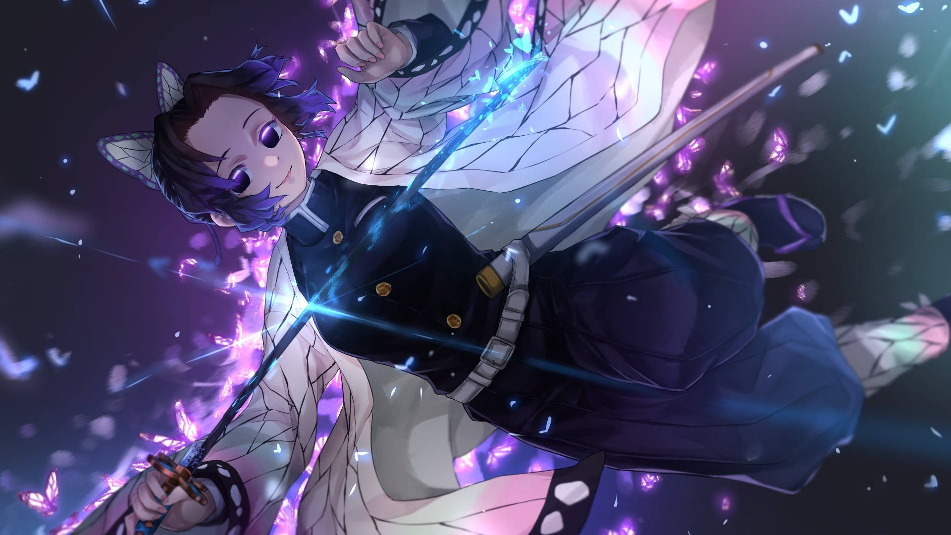 Shinobu 桌布 壁紙 — 一位紫髮動漫戰士身穿白色和服，在黑暗背景中漂浮的紫色蝴蝶間揮舞發光的劍。