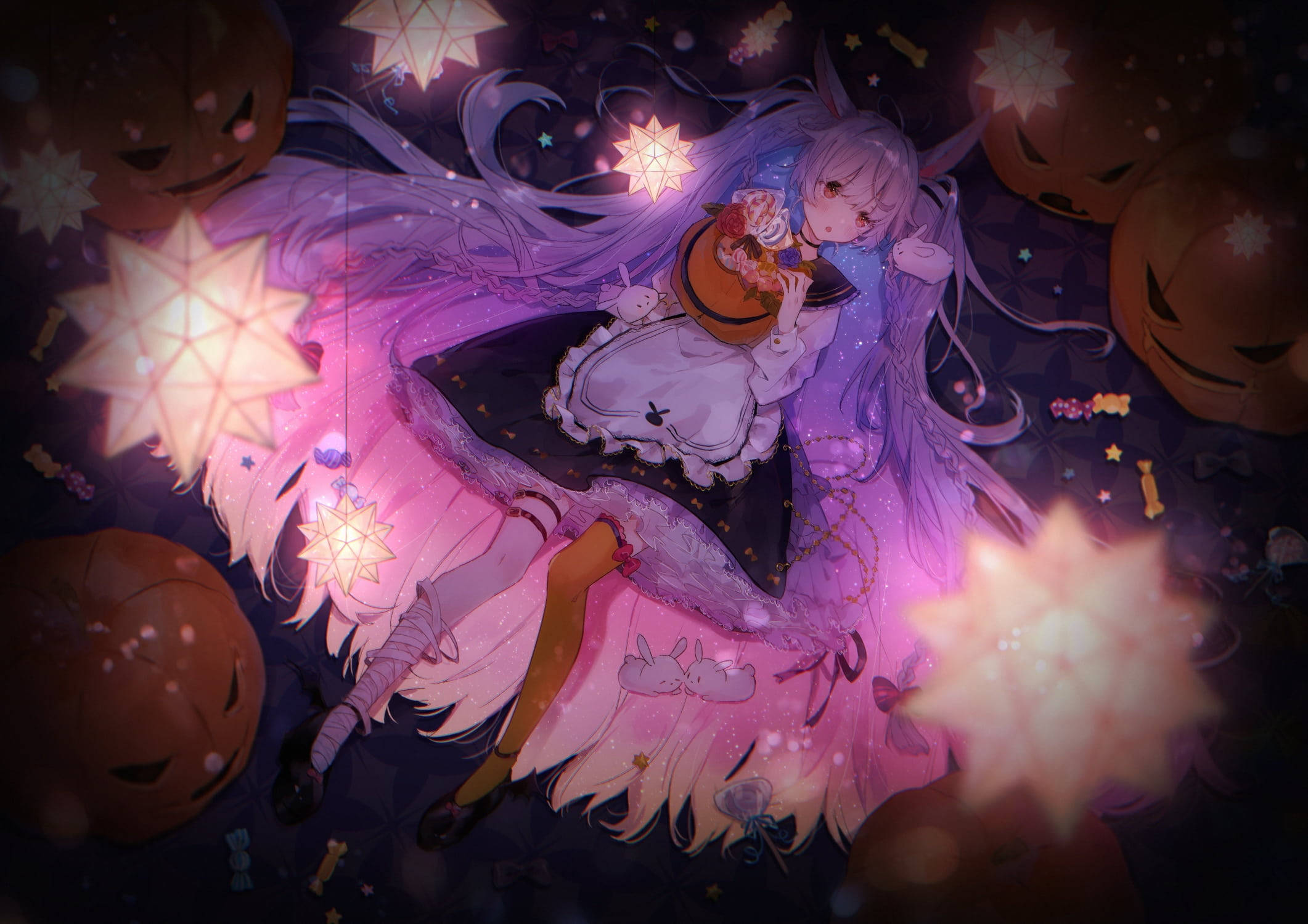 Cute Halloween Desktop 桌布 壁紙 — 一位紫髮女僕裝扮的動漫女孩在閃爍的星星燈籠和南瓜燈之間漂浮，營造出神奇的萬聖節夜晚場景。