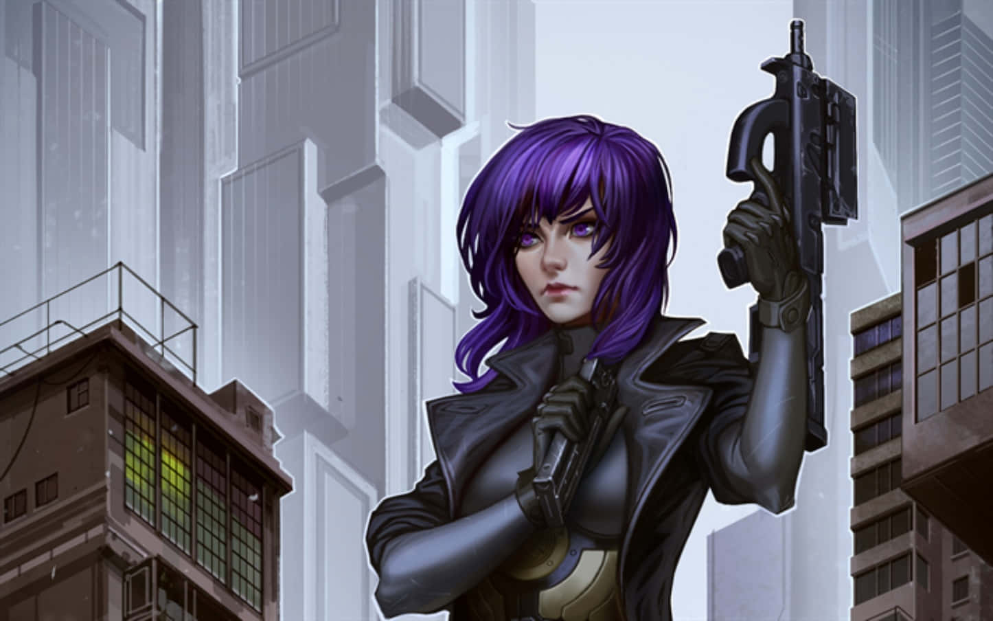 Motoko Kusanagi 桌布 壁紙 — 一位紫髮女刺客身穿黑色皮夾克，在聳立的城市建築物中手持衝鋒槍。