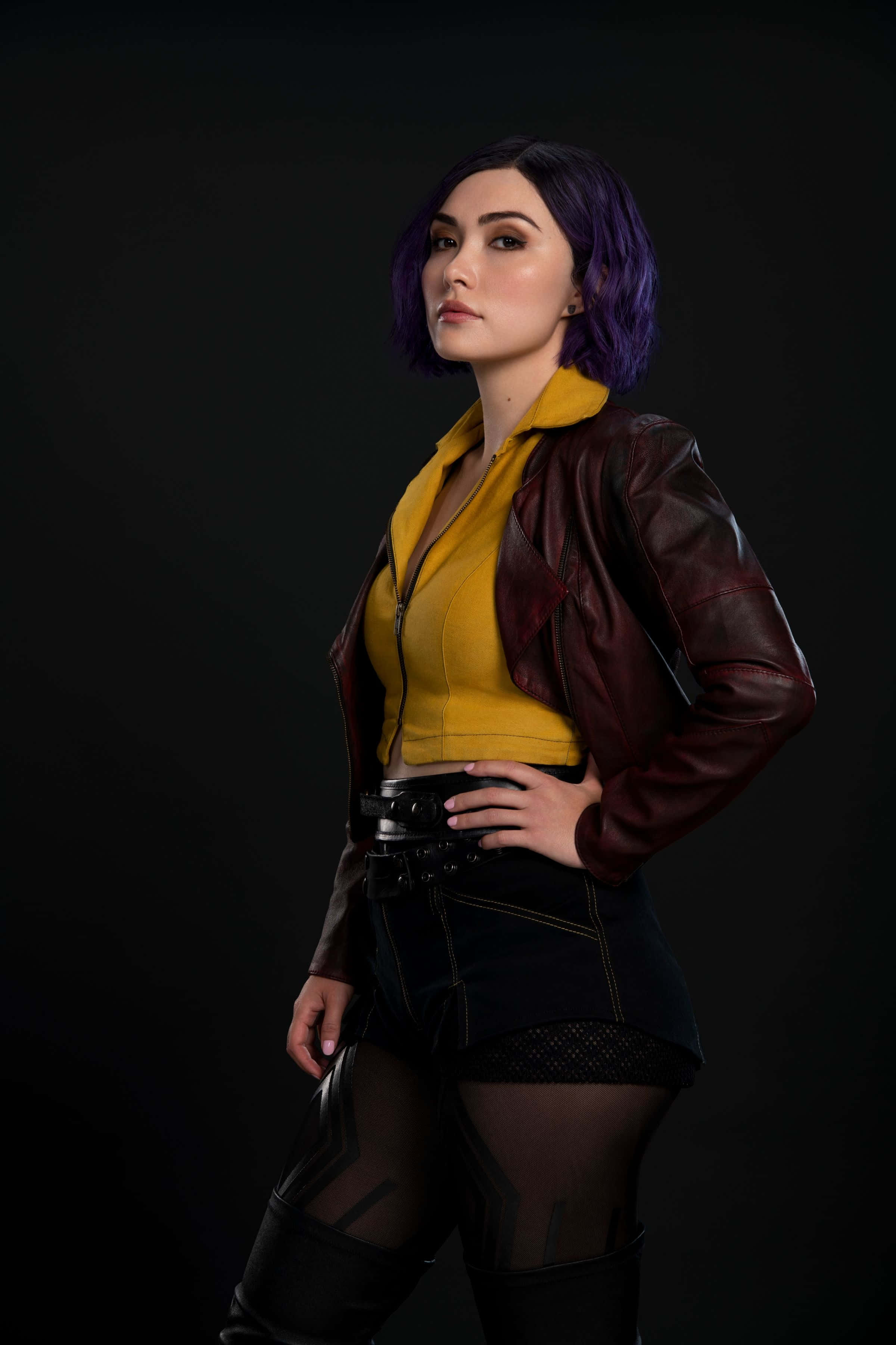 Faye Valentine 桌布 壁紙 — 一位紫髮女性穿著黃色上衣和栗色皮夾克，背景為黑色。