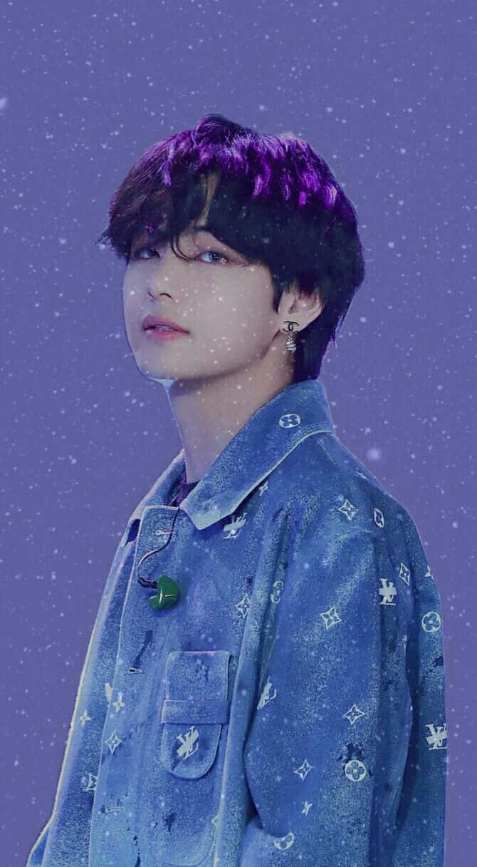BTS V 動圖 桌布 壁紙 — 一位紫髮尖端的年輕男子穿著圖案牛仔外套，背景是星空紫色。