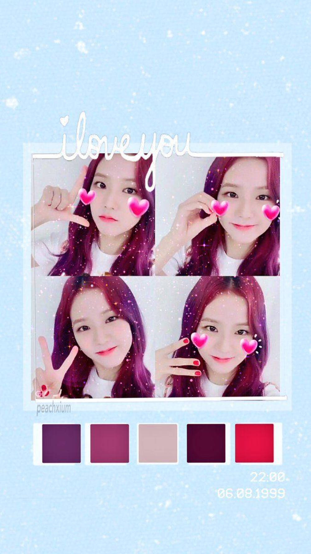 Jisoo Cute 桌布 壁紙 — 一位紫髮年輕女子在淺藍色背景上，以粉紅心形和閃光組成的拼貼畫中擺姿勢。