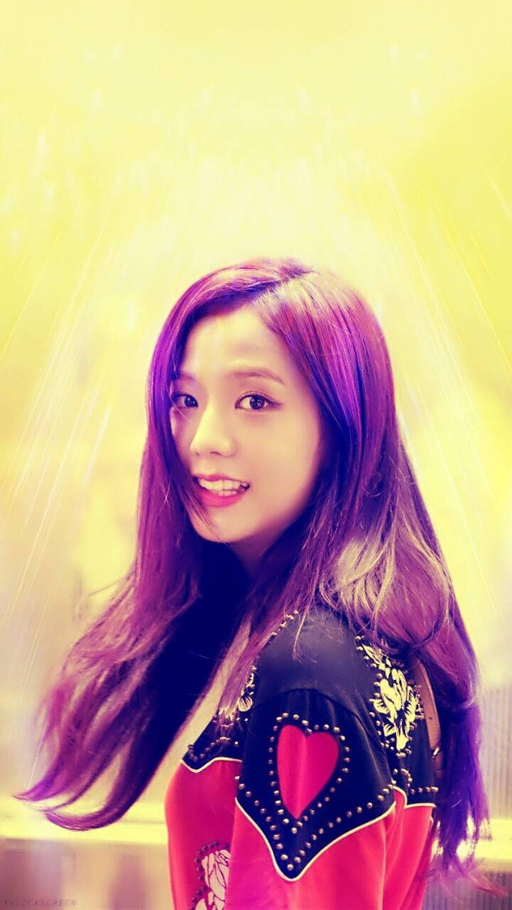 Blackpink Cute 桌布 壁紙 — 一位紫髮年輕女性在帶有光線條紋的耀眼黃色背景前溫暖微笑。