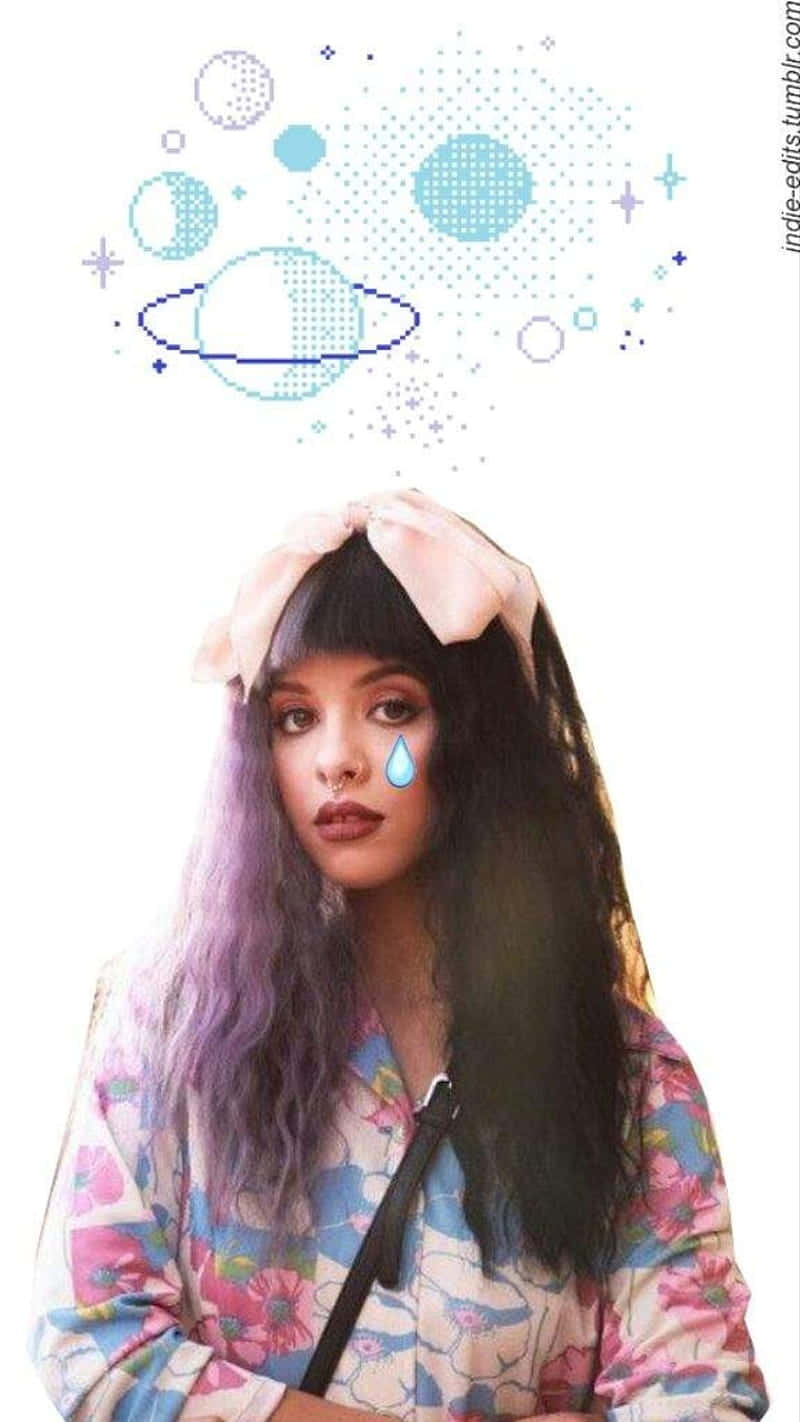Melanie Martinez Aesthetic 桌布 壁紙 — 一位紫髮年輕女性帶著淚滴表情符號，在漂浮的藍色行星和星星之間向上凝視。