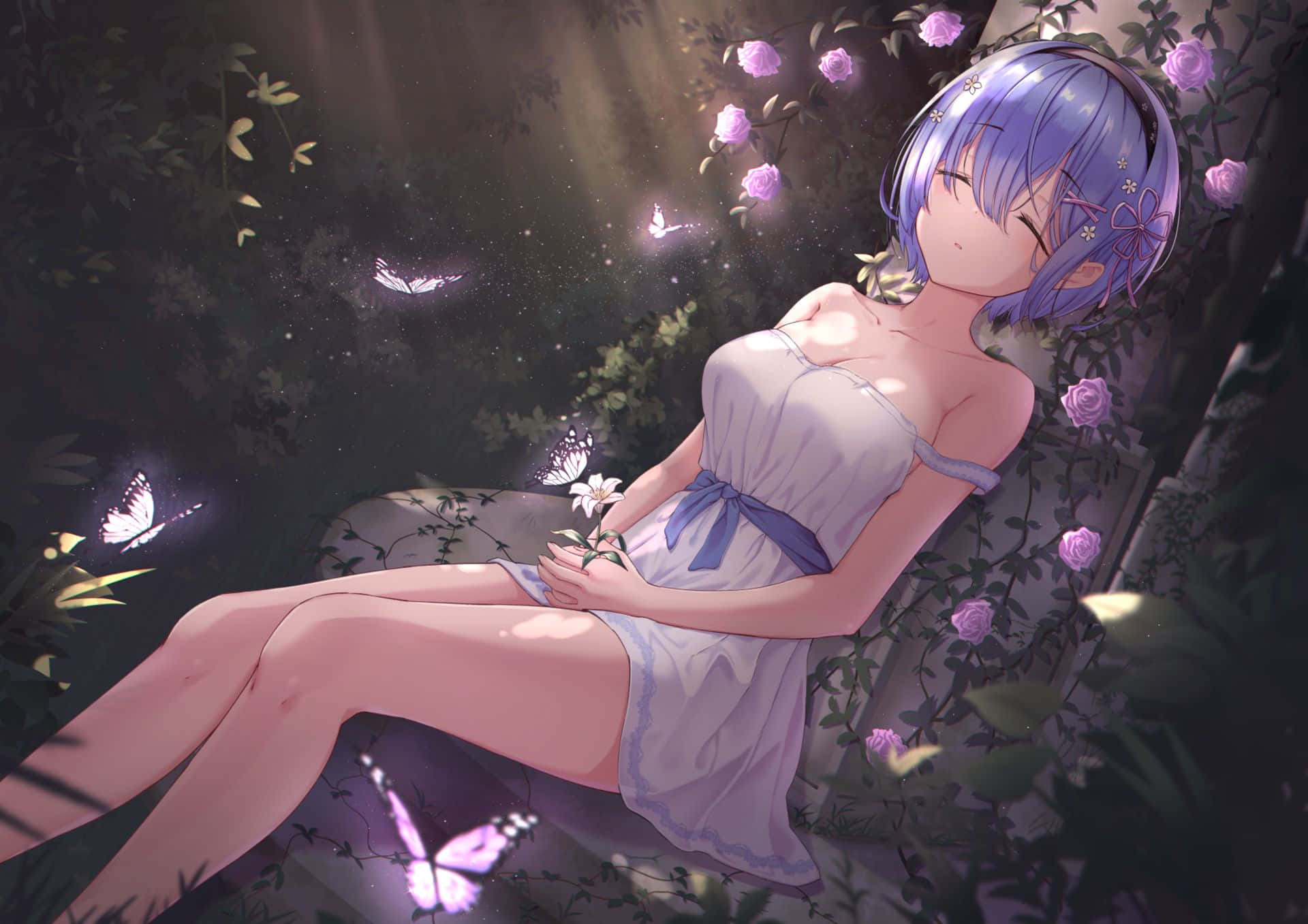 Re Zero 桌布 壁紙 — 一位紫髮的寧靜動漫女孩在月光下的花園中休息，周圍環繞著發光的蝴蝶和紫色玫瑰。