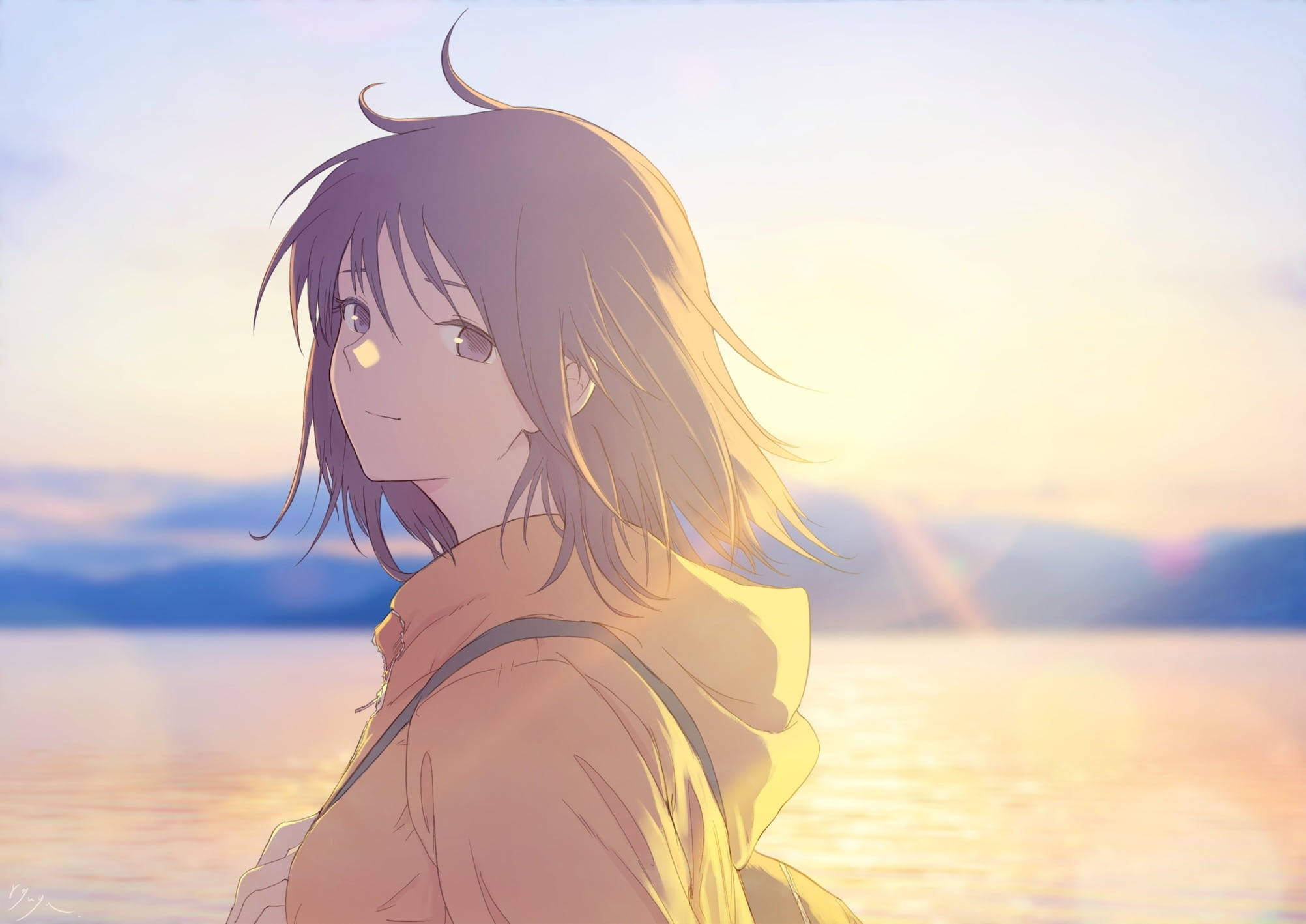 Tomboy Anime Girl 桌布 壁紙 — 一位紫髮的年輕動漫女孩在閃耀的日落湖邊微笑，背景有遠山。