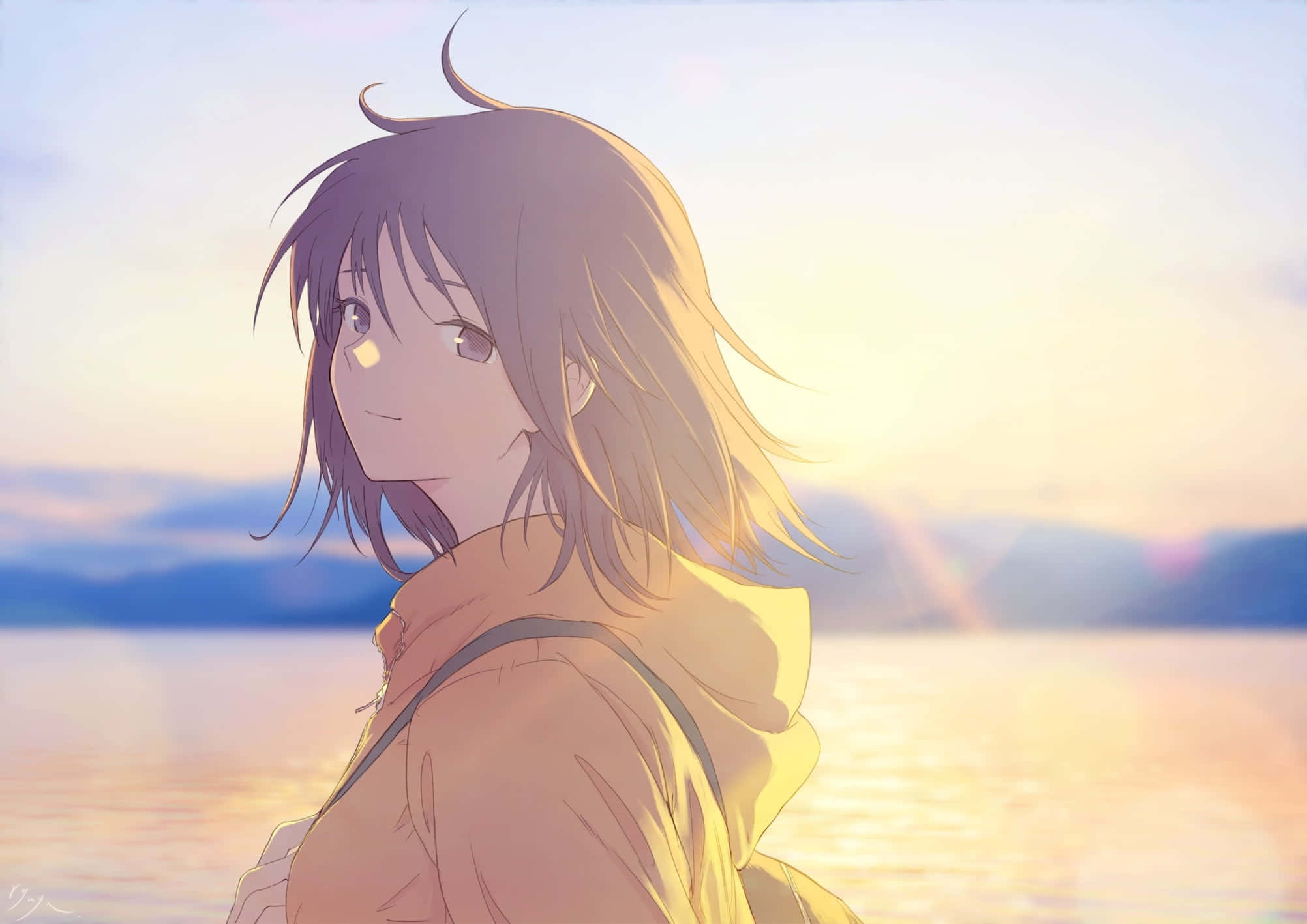 Anime Girl Aesthetic 桌布 壁紙 — 一位紫髮的年輕動漫女孩在閃耀的日落湖邊微笑，遠方有山脈。
