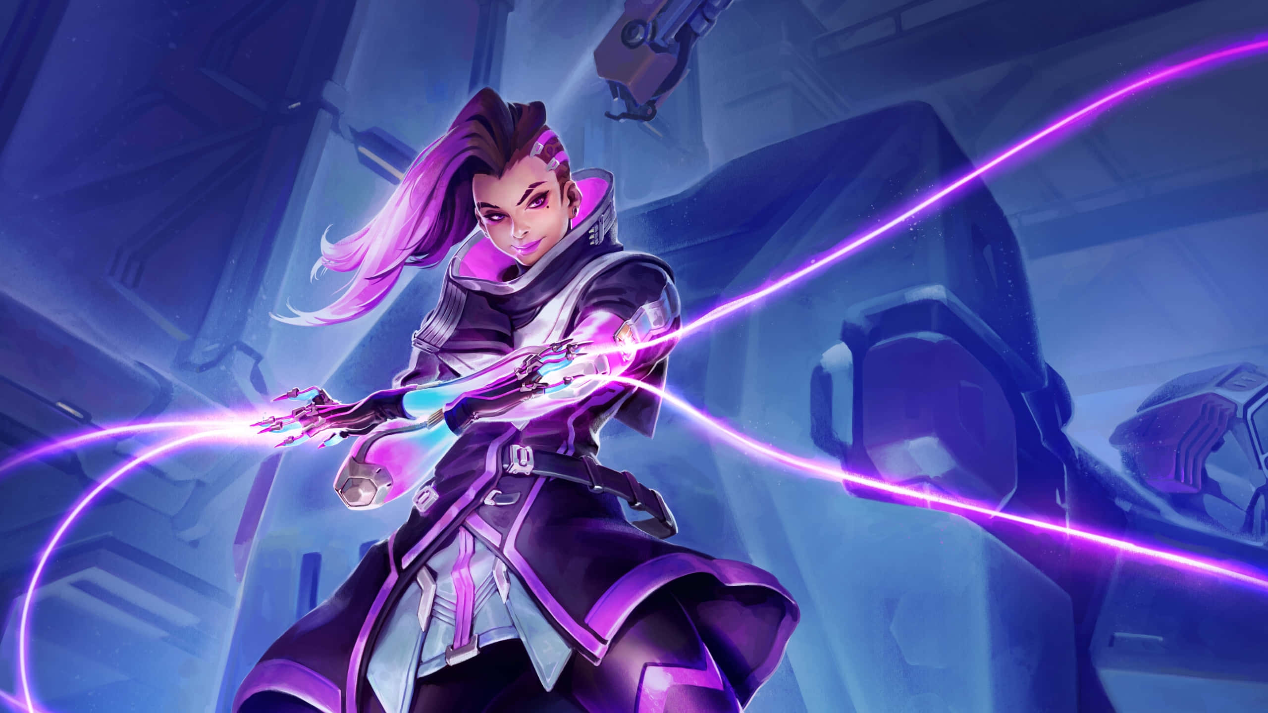 Sombra Overwatch 桌布 壁紙 — 一位紫髮的未來戰士在霓虹燈科幻走廊中揮舞發光的能量刀片。