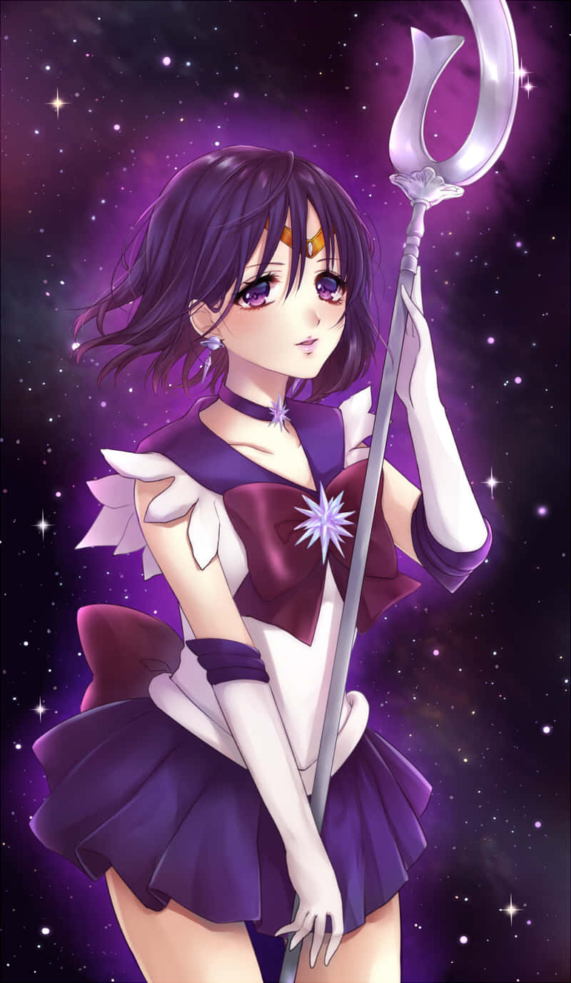 Sailor Saturn 桌布 壁紙 — 一位紫髮穿著水手服的動漫女孩，在星空宇宙背景下手持銀色法杖。