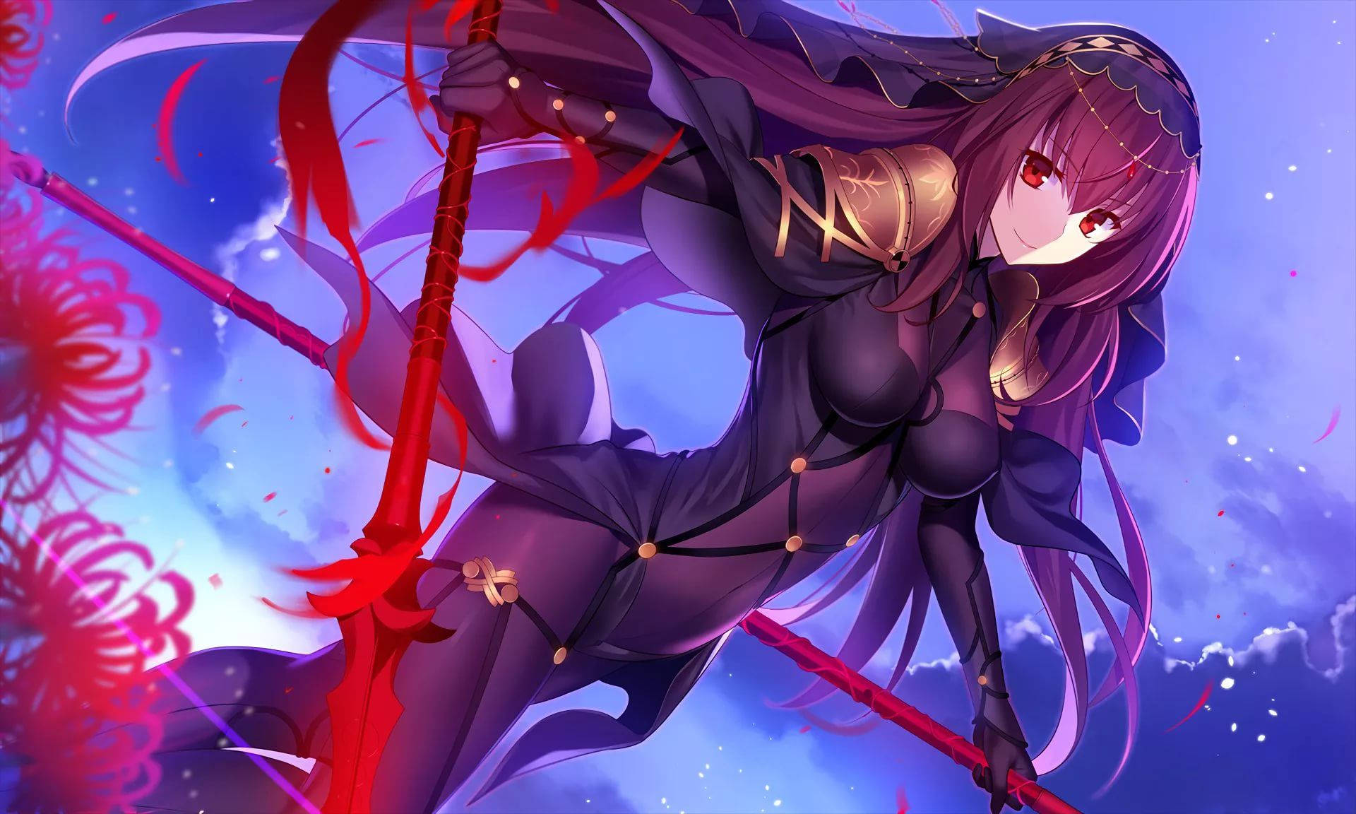 Fate Grand Order 桌布 壁紙 — 一位紫髮紅眼的動漫戰士，在充滿粉紅色花朵爆發的鮮豔藍天下揮舞著發光的紅色長矛。