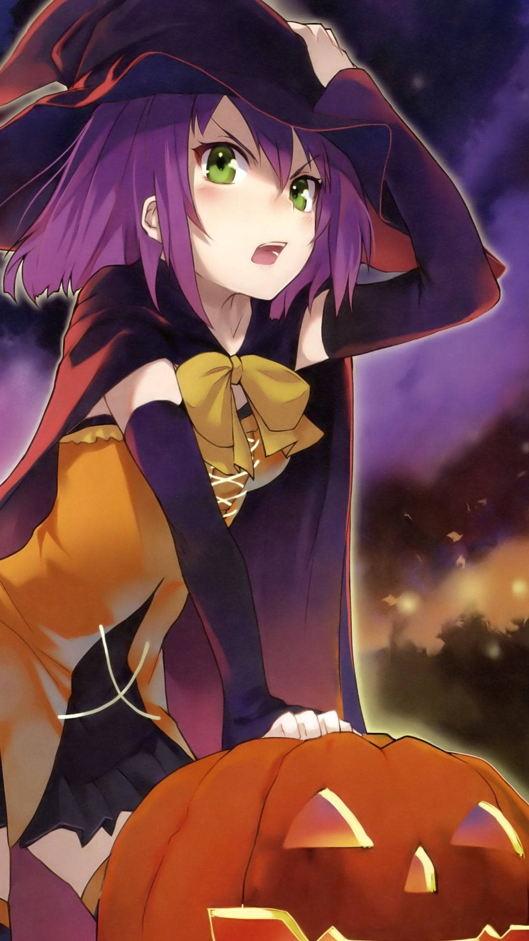Anime Halloween 桌布 壁紙 — 一位紫髮綠眼的動漫女巫，在深紫色夜空下俯身靠近一個發光的傑克南瓜燈。