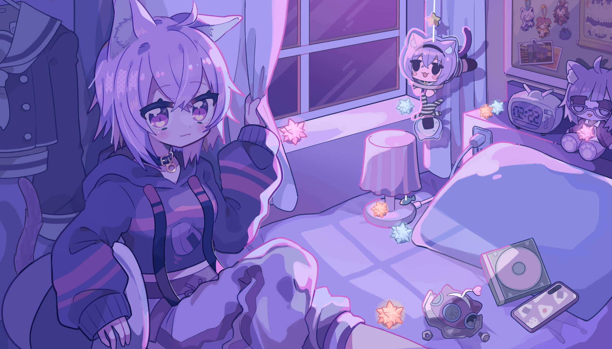 Purple Hoodie 桌布 壁紙 — 一位紫髮貓耳動漫女孩坐在床上，房間以紫色燈光營造舒適氛圍，漂浮著閃爍光芒和毛絨玩具。