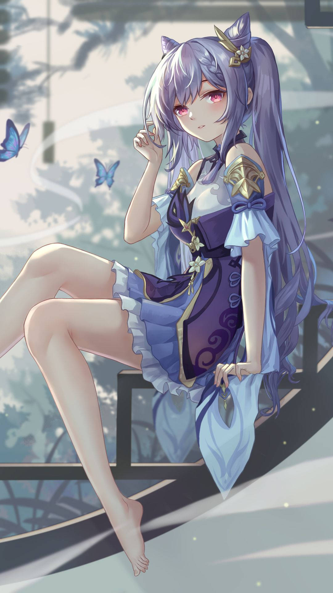 紫髮貓耳動漫女孩赤腳坐在欄杆上，蝴蝶飛舞
