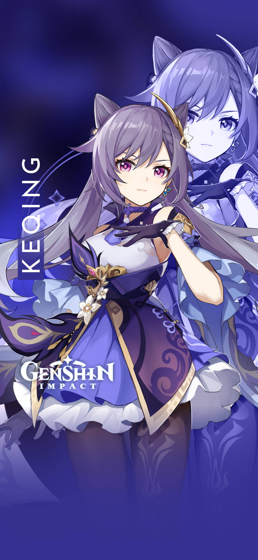 Keqing 桌布 壁紙 — 一位紫髮貓耳動漫少女，身穿華麗的藍白服飾，自信地站在深藍色漸變背景前，身後有一個模糊的第二角色。