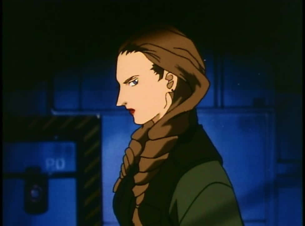 Gundam Wing Sally Po 桌布 壁紙 — 一位紮著棕色辮子馬尾的女性站在昏暗的藍色燈光房間中，她的側臉在黑暗背景下被照亮。