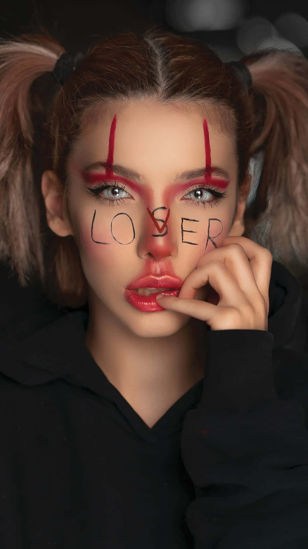 Lover Loser 桌布 壁紙 — 一位紮著辮子、化著紅色妝容的年輕女子，臉上用黑色馬克筆寫著「LOSER」，眼神專注。