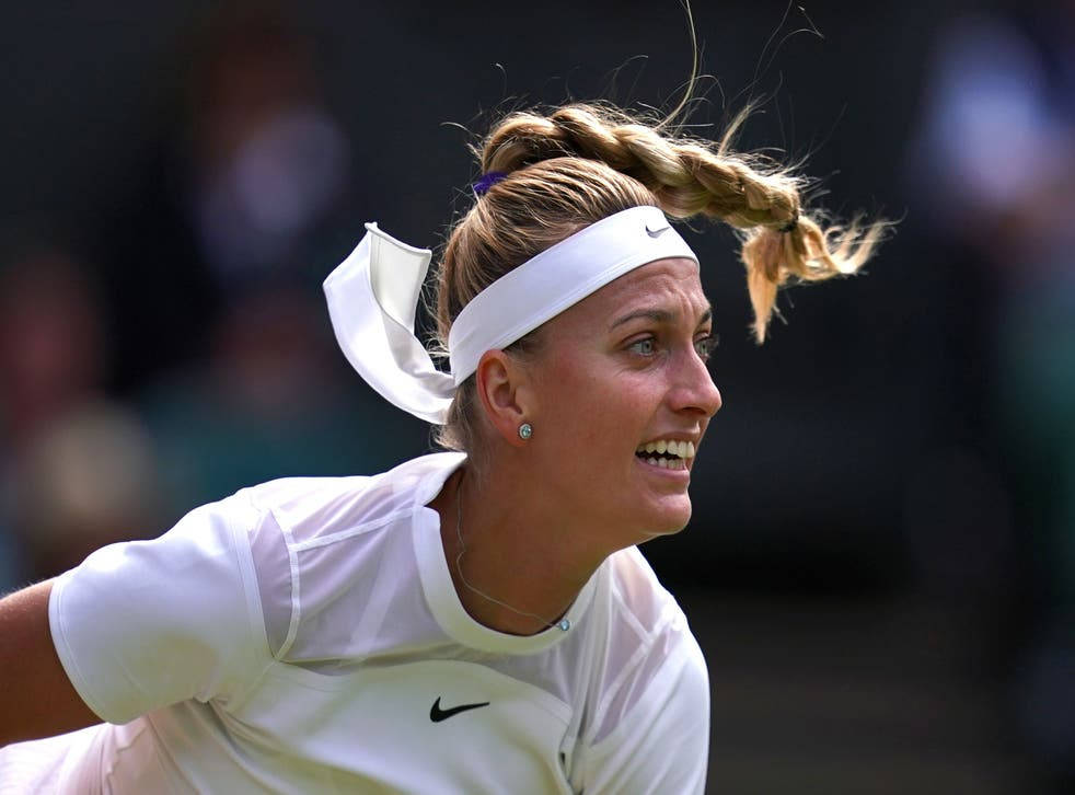 Nike 桌布 壁紙 — 一位紮著辮子馬尾、戴著白色頭帶的女網球運動員在比賽中因高度專注而扭曲表情。