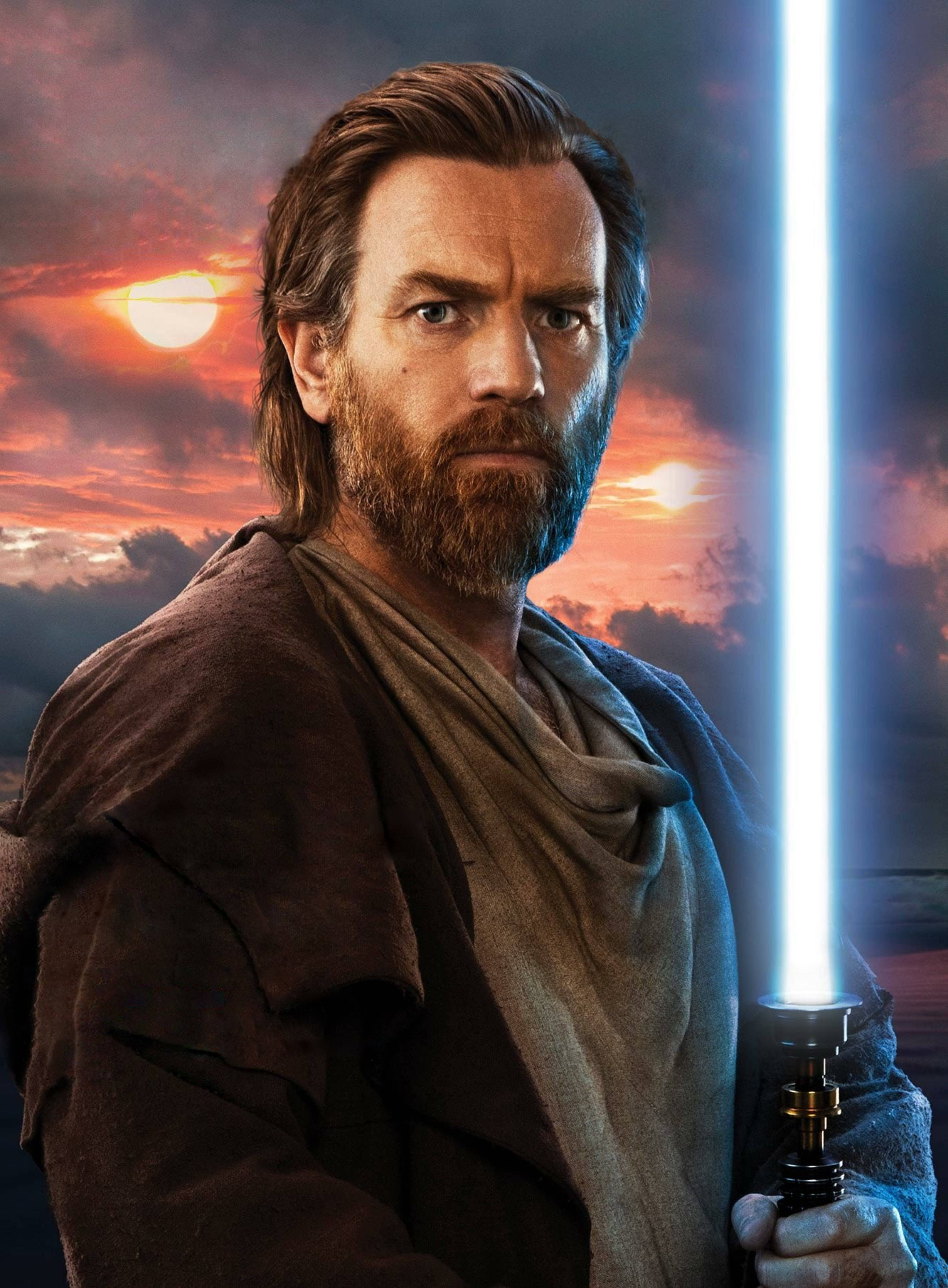 Kenobi 桌布 壁紙 — 一位絕地大師手持藍色光劍，站在熾熱的夕陽天空下，他強烈的目光引人注目。