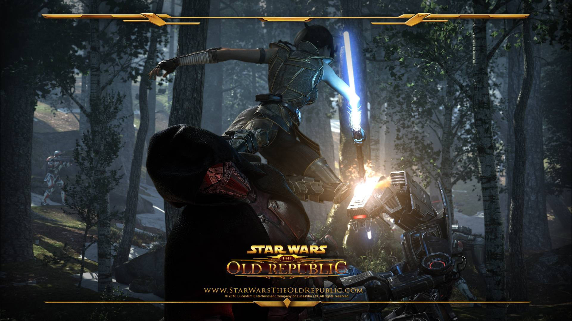 Swtor 桌布 壁紙 — 一位絕地武士穿過迷霧森林，揮舞著藍色光劍與機械敵人戰鬥。