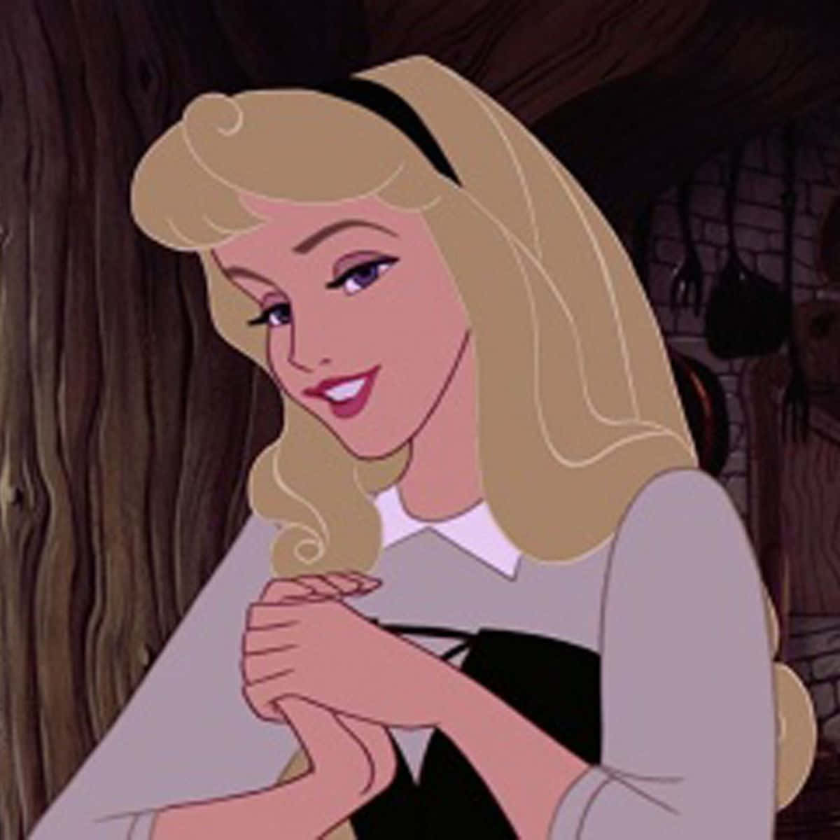 sleeping beauty 桌布 壁紙 — 一位經典迪士尼動畫公主，金髮碧眼，溫柔微笑，站在鄉村木屋內部。
