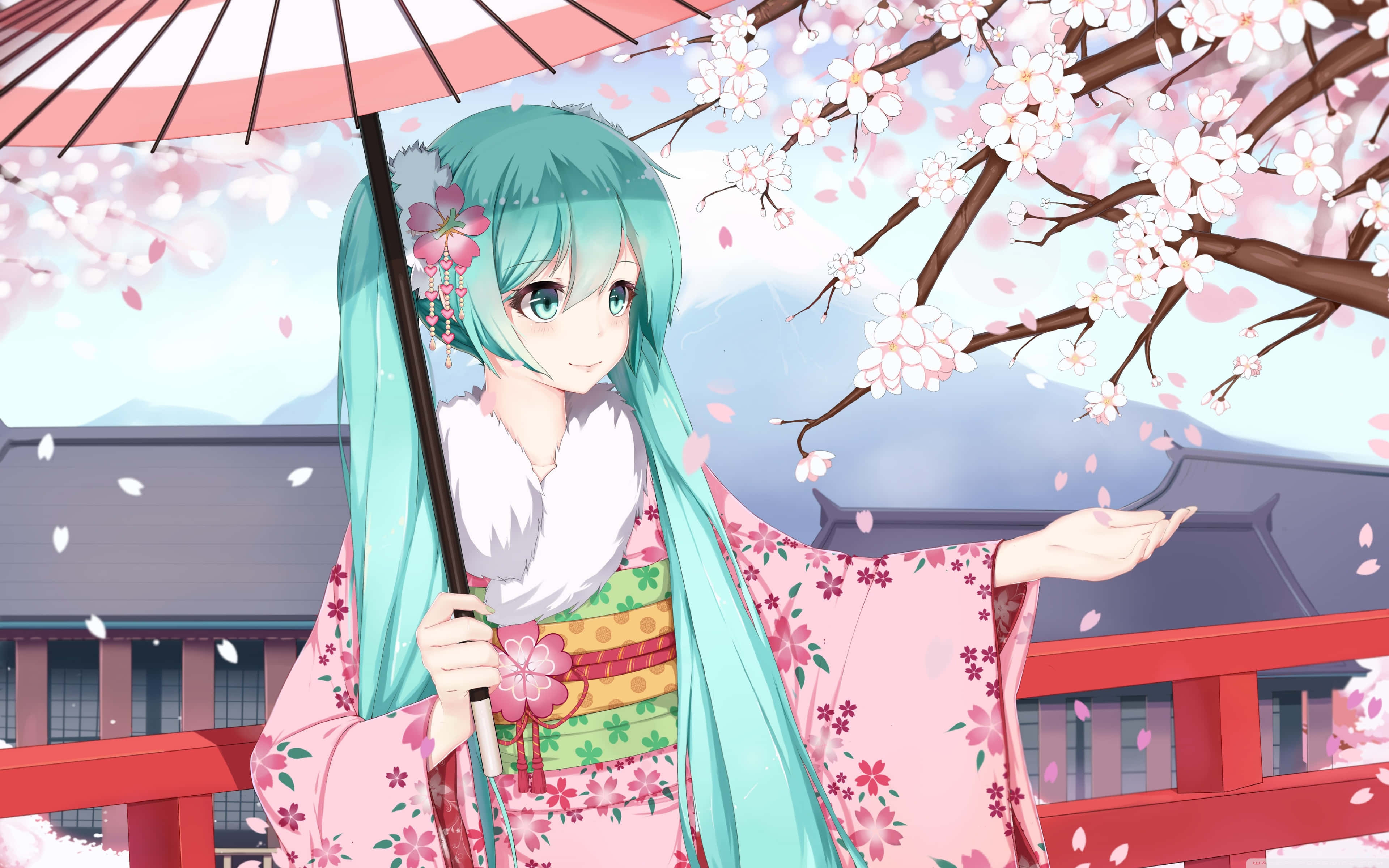 初音未來 桌布 壁紙 — 一位綠松石色頭髮的動漫女孩，身穿粉紅色花卉和服，在傳統紅色橋樑附近飄落的櫻花下撐著紅傘。