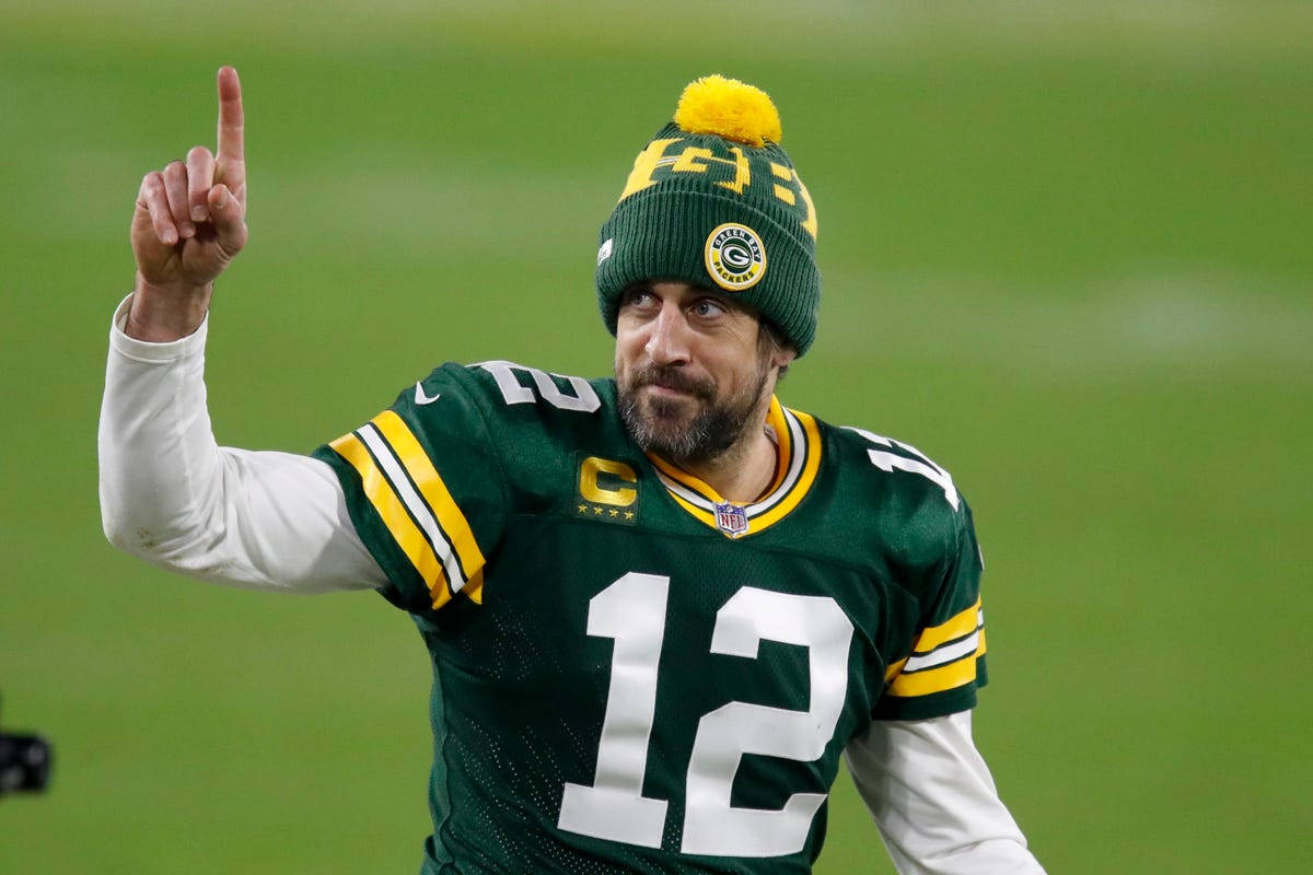 綠灣包裝工四分衛12號在場上指向天空 — NFL GIF 壁紙