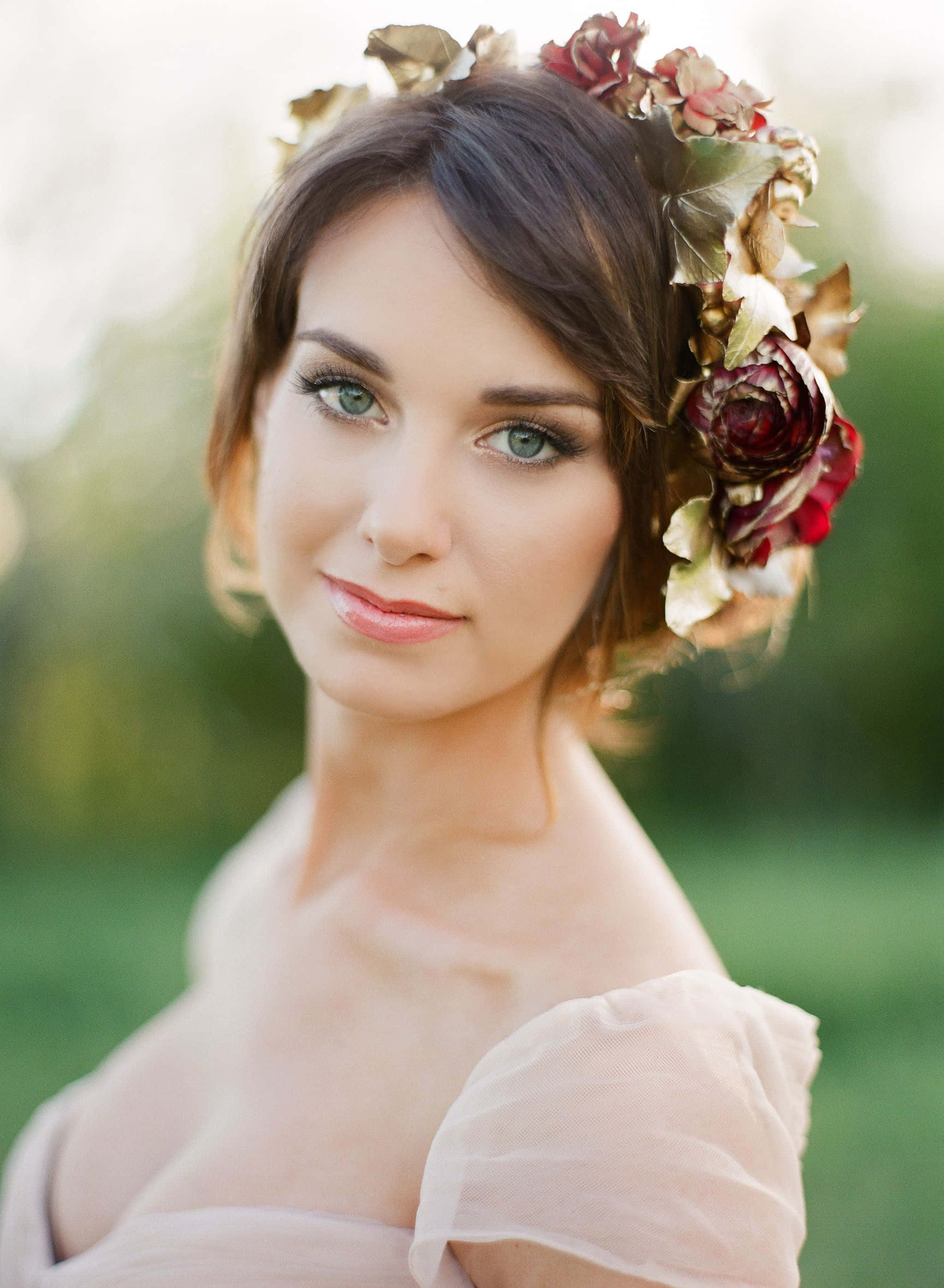 Bridal Makeup 桌布 壁紙 — 一位綠眼睛的女性戴著花冠，穿著柔和的粉紅色連衣裙，背景是模糊的綠色。