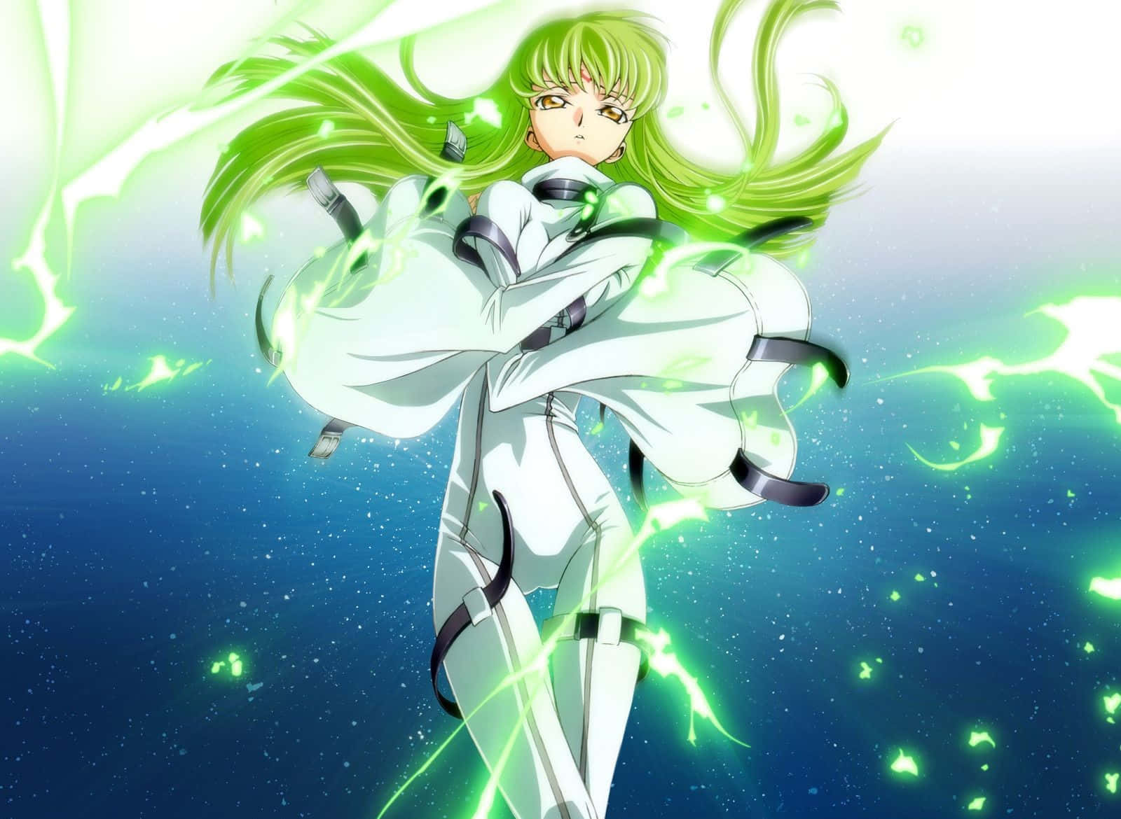 Code Geass C.c. 桌布 壁紙 — 一位綠髮動漫女孩穿著白色服裝，站在閃爍的綠色能量中，背景是星空藍色。