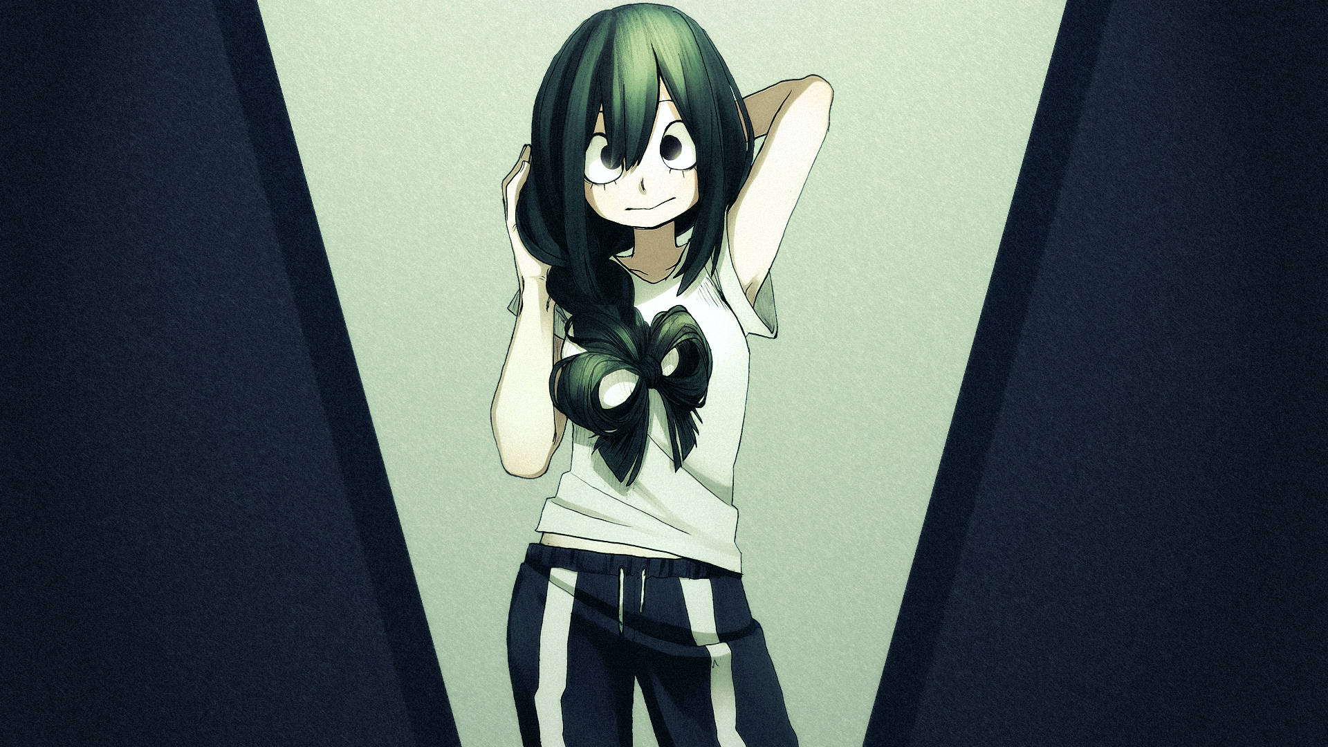 Froppy 桌布 壁紙 — 一位綠髮動漫女孩穿著白襯衫和條紋褲，站在聚光燈下，舉起雙臂，在黑暗背景中輕柔微笑。