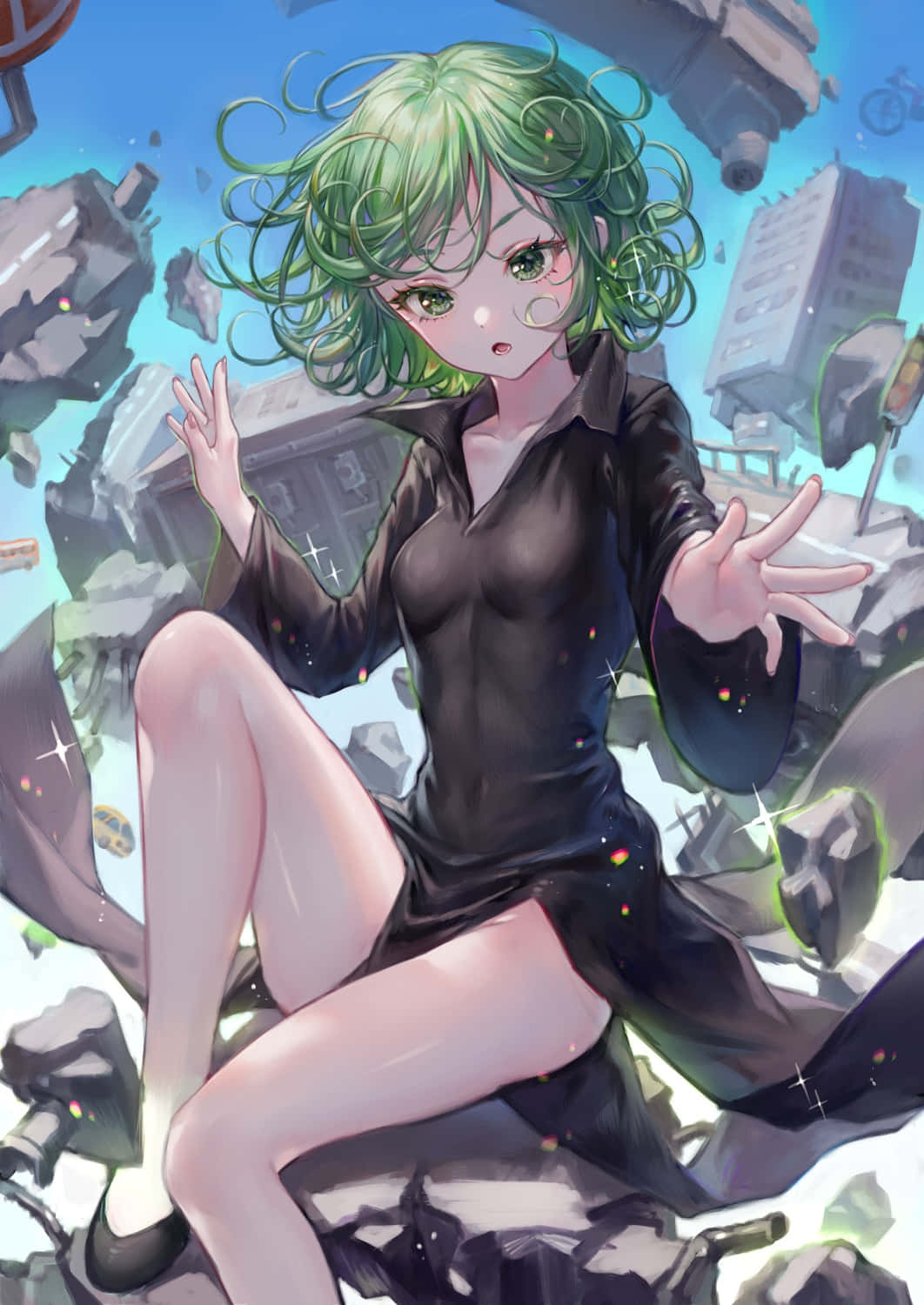 Tatsumaki 桌布 壁紙 — 一位綠髮動漫女孩穿著黑色連衣裙，坐在漂浮的碎片中，背景是明亮的藍天。