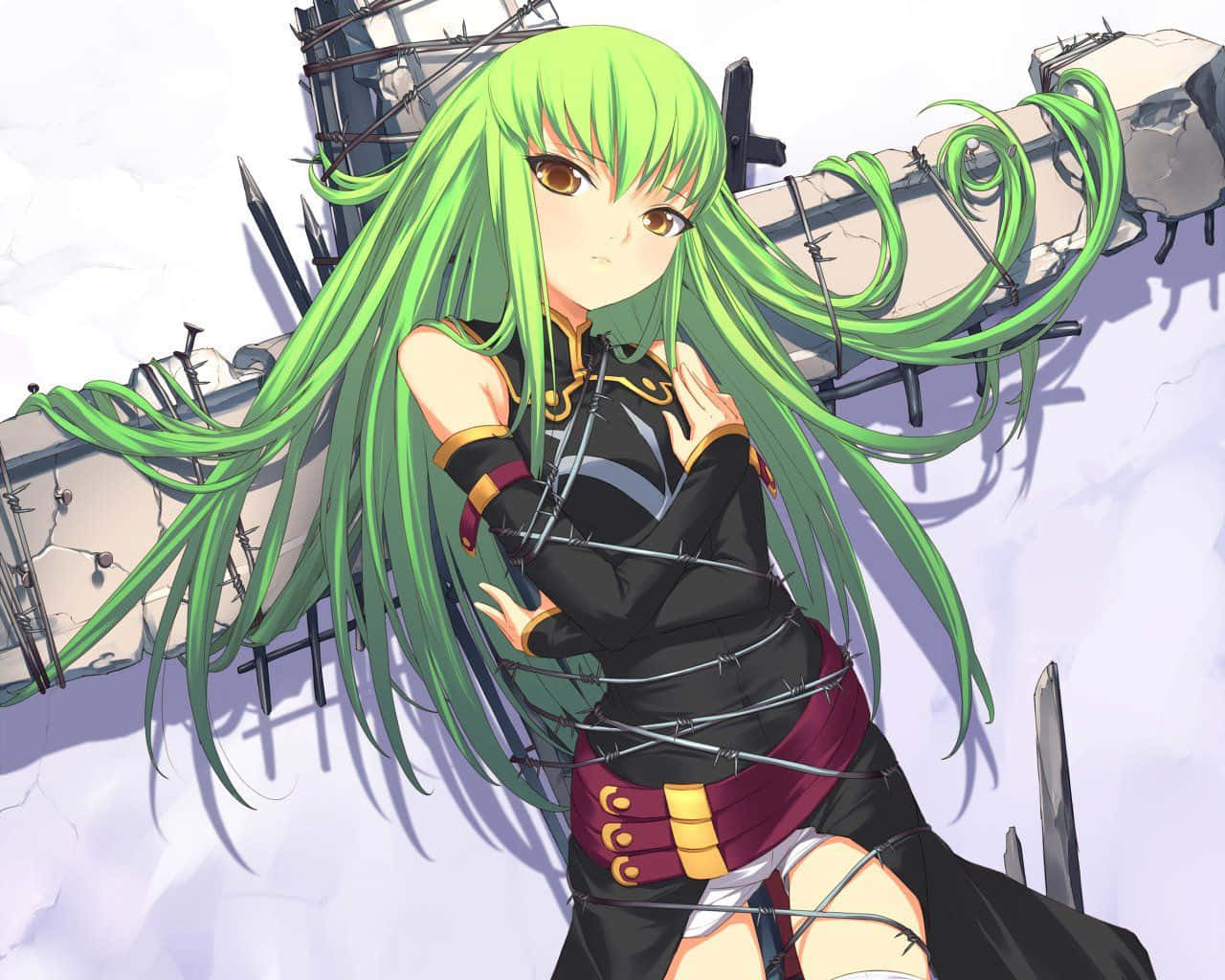 Code Geass C.c. 桌布 壁紙 — 一位綠髮動漫女孩身穿黑色和紅色服裝，站在佈滿鐵絲網的破碎石結構中。