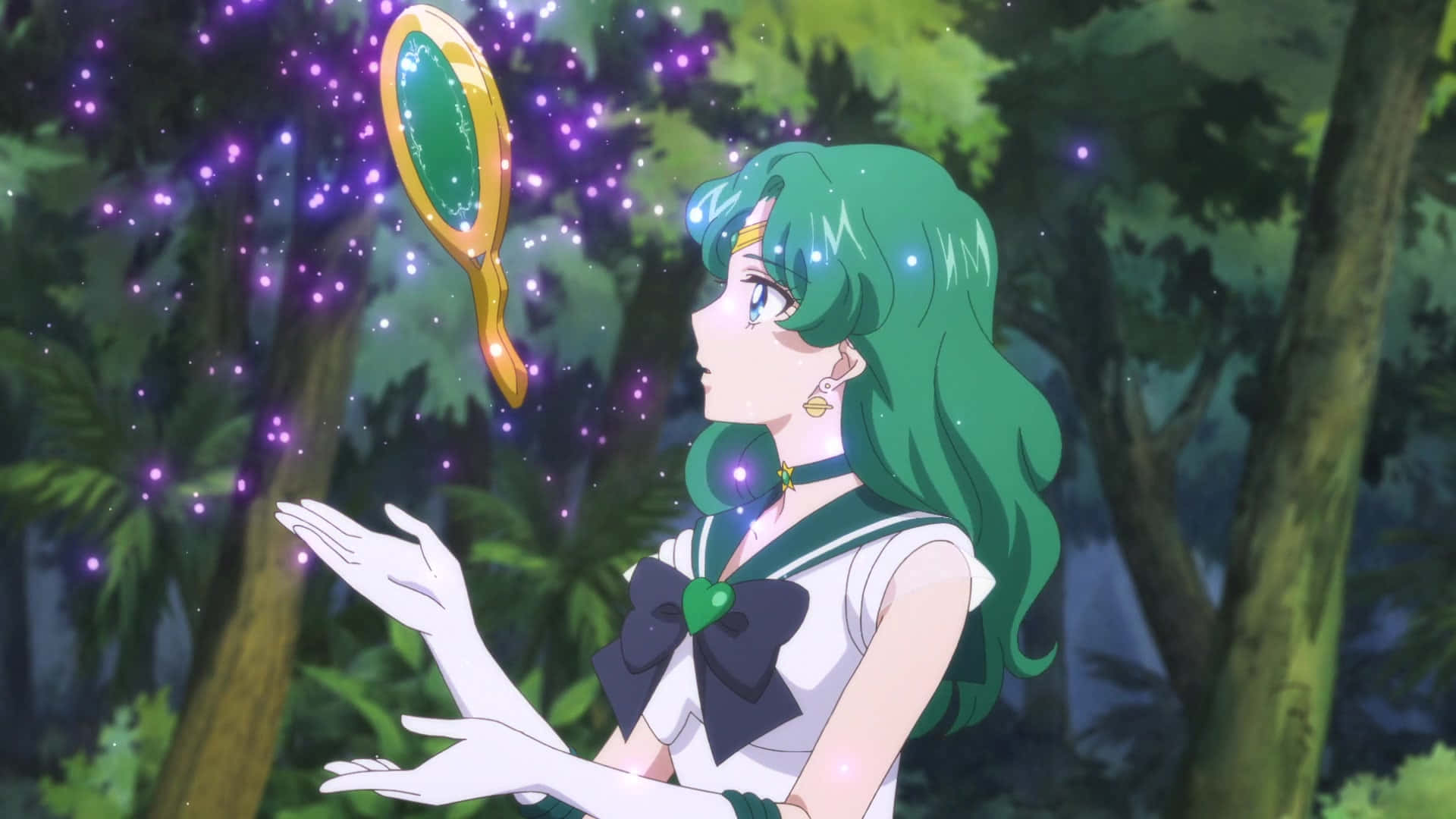 sailor neptune 桌布 壁紙 — 一位綠髮動漫少女穿著水手服，在森林中閃爍的紫色燈光中手持發光的金色鏡子。